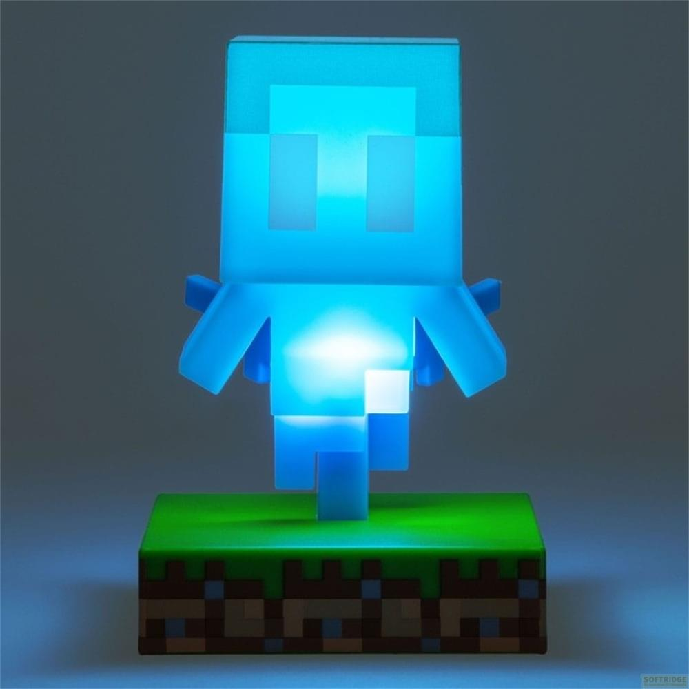 Niebieski Minecraft Allay świeci na platformie z trawy i ziemi.