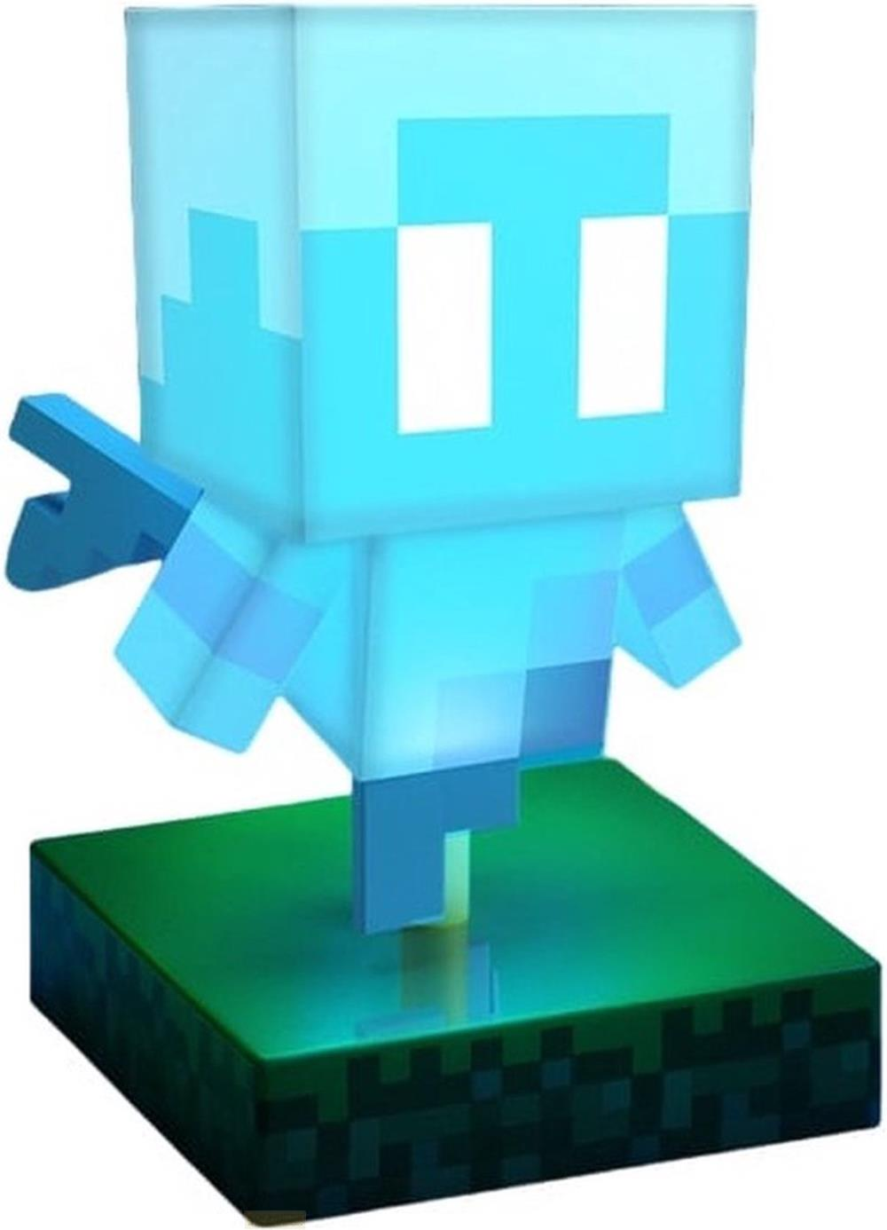 Świecąca postać z Minecraft ze skrzydłami w kolorze niebieskim na zielonej podstawie.
