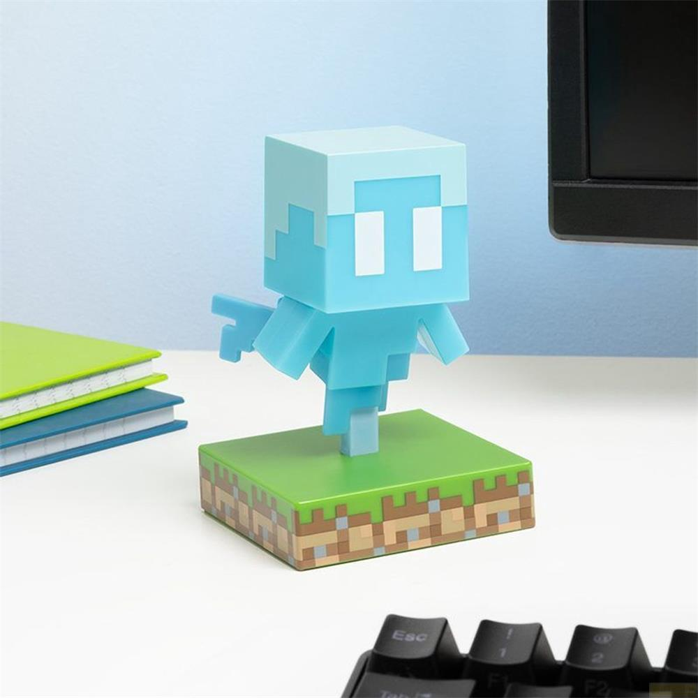 Niebieska postać Minecraft Allay stoi na zielonej podstawie z teksturą Minecraft.