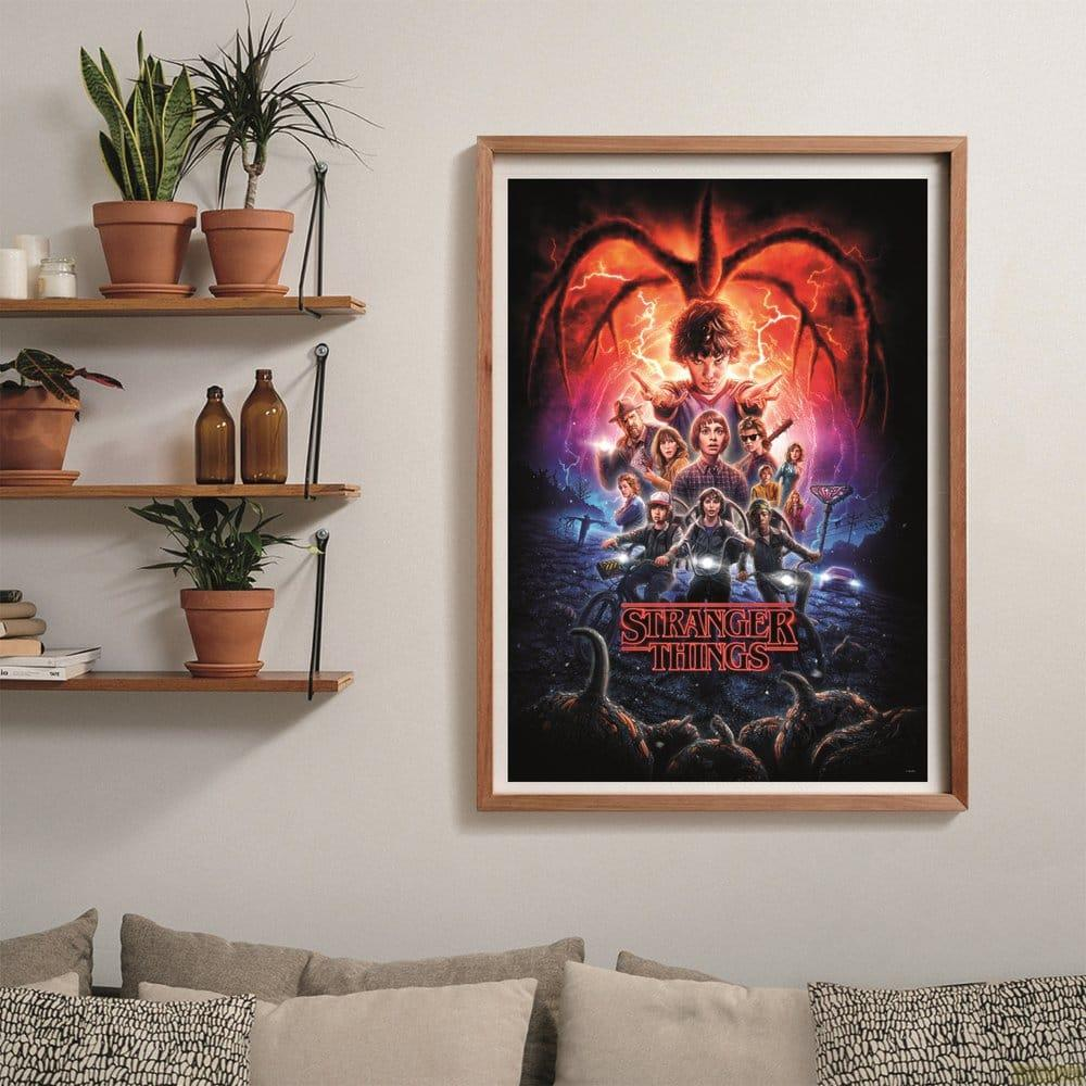 Poster mit Stranger Things Besetzung, Demogorgon und Blitzen. Gerahmt.