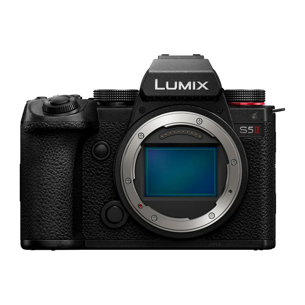 Un appareil photo Lumix S5II noir avec une monture d'objectif argentée et un bouton rouge.