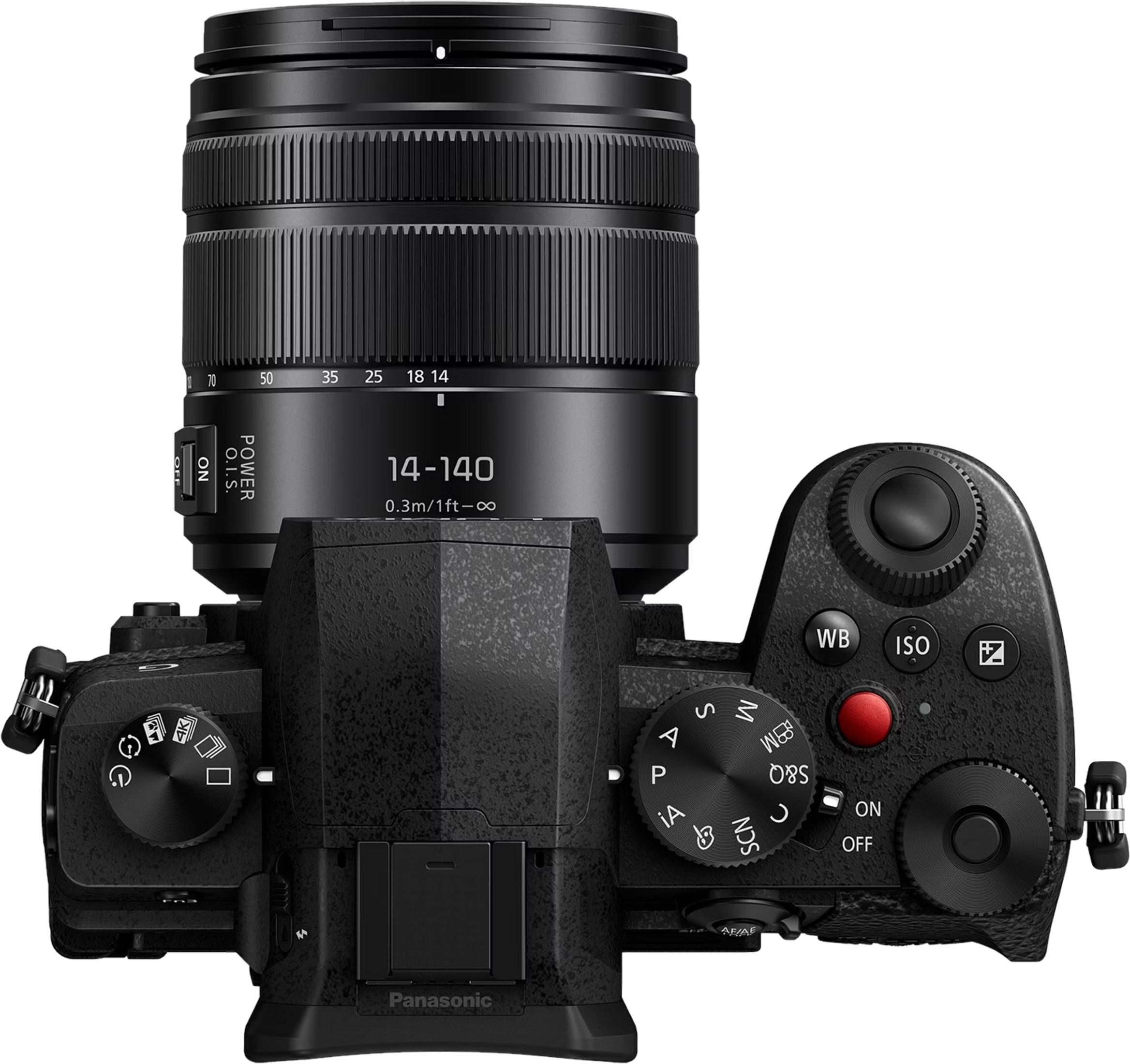 Obenansicht einer schwarzen Panasonic Digitalkamera mit aufgesetztem 14-140mm Objektiv.