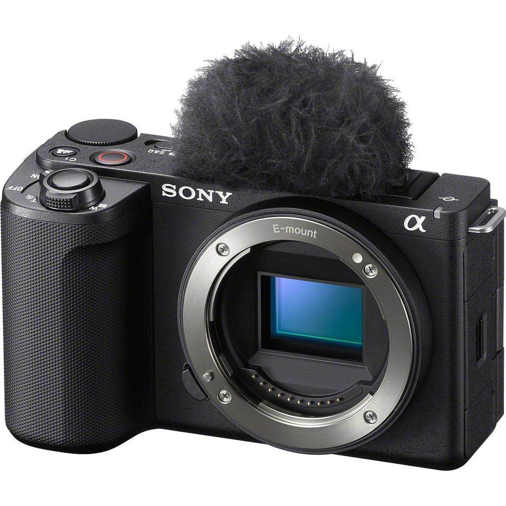 Fotocamera Sony Alpha nera con microfono soffice in cima. Primo piano.