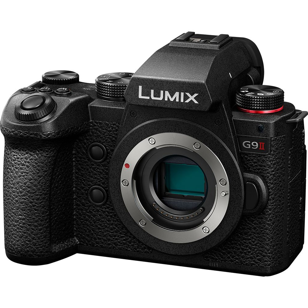 Eine schwarze Lumix G9II Kamera mit Objektivanschluss und Bedienelementen.