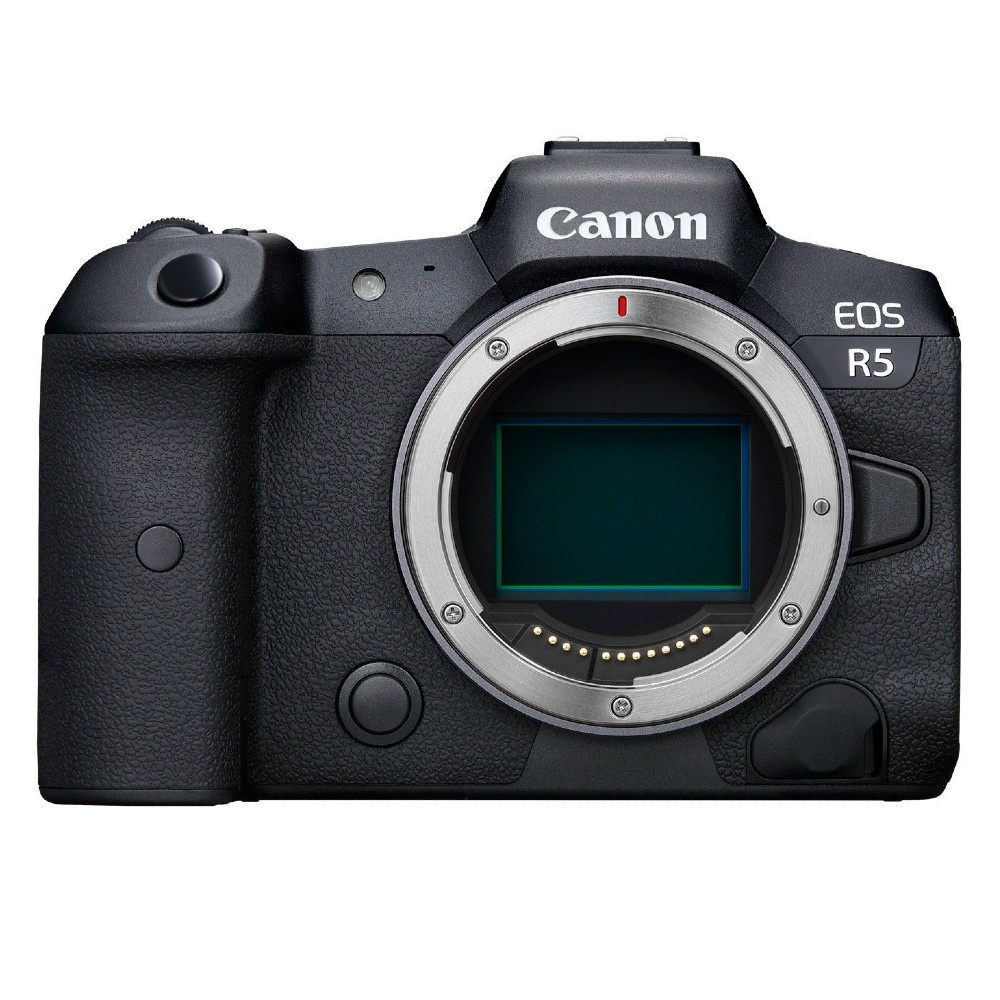 Fotocamera Canon EOS R5 nera con attacco obiettivo e sensore argentati.