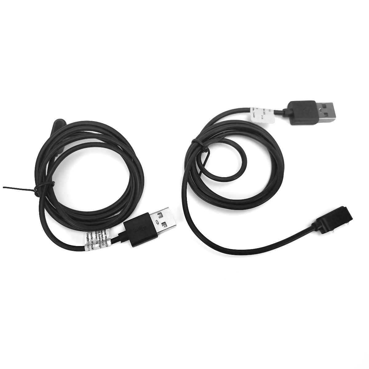 Zwei schwarze USB-Kabel mit unterschiedlichen Anschlüssen liegen auf weißem Hintergrund.