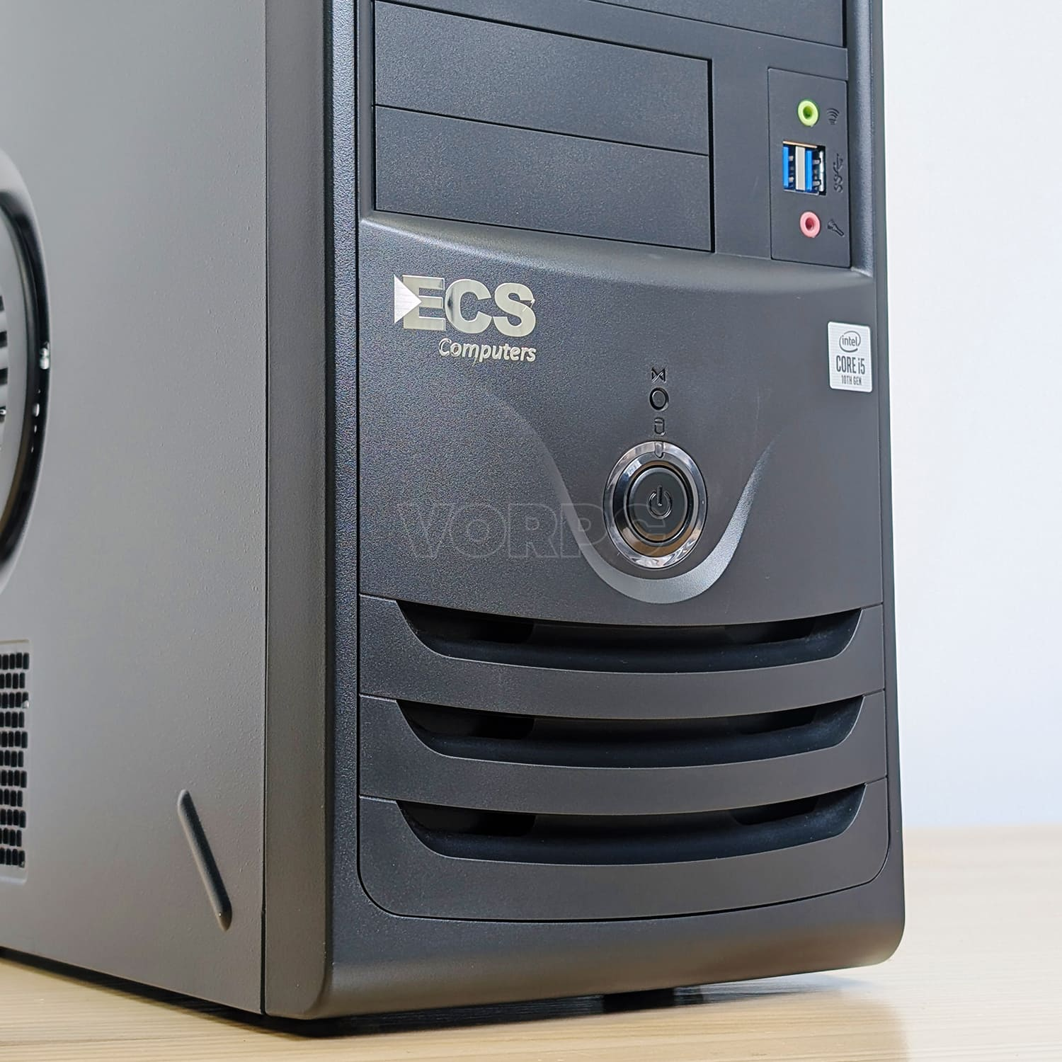 Torre de ordenador de sobremesa negra con rejillas, botón de encendido y pegatina Intel Core i5.