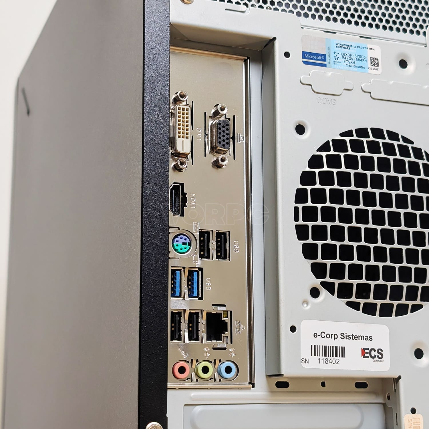 Parte trasera de un ordenador con puertos: HDMI, DVI, VGA, USB y tomas de audio.