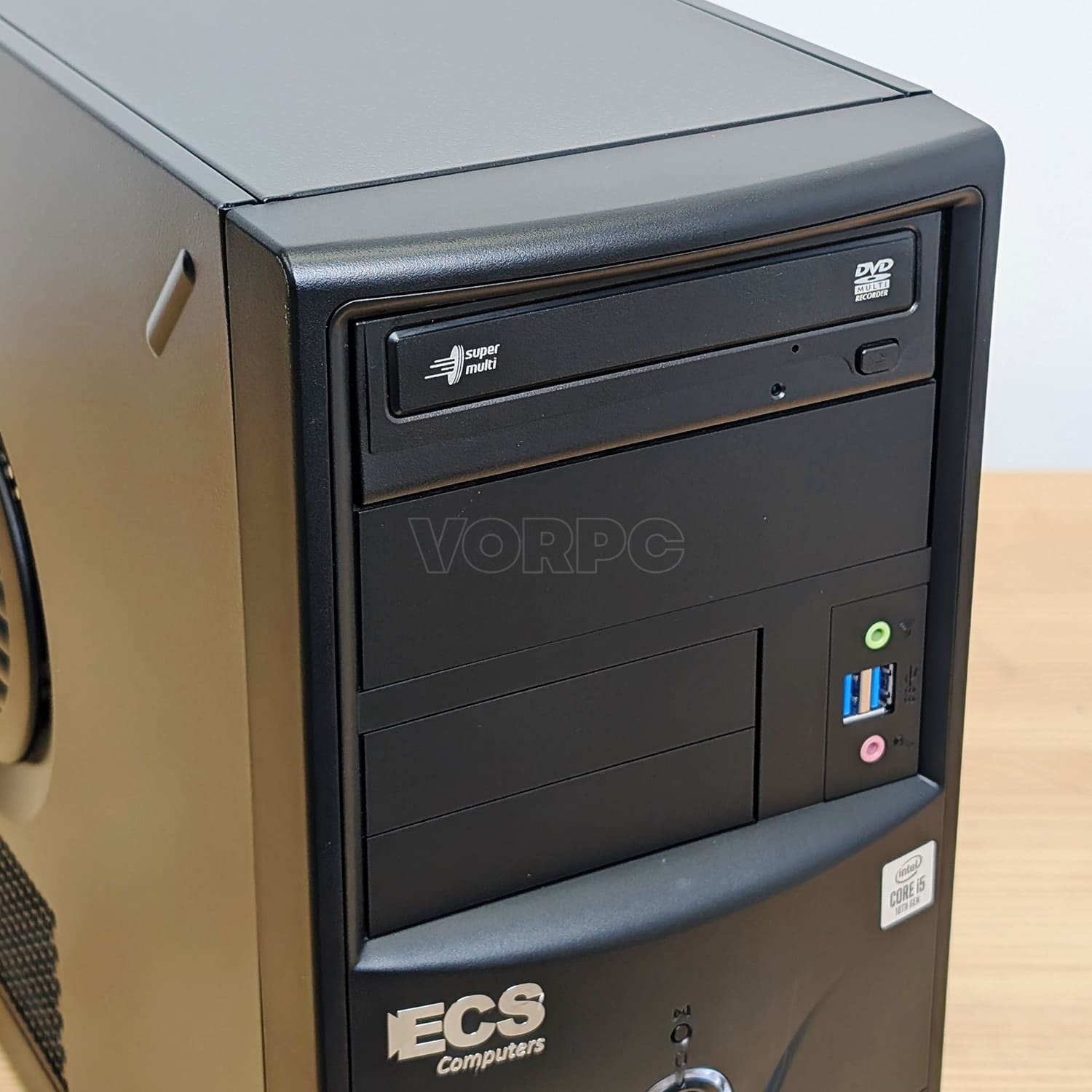 Torre de ordenador de sobremesa negra con unidad de DVD y puertos USB.