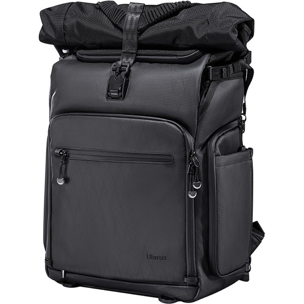 Czarny plecak z zamknięciem rolowanym, zamkami i kieszeniami bocznymi.