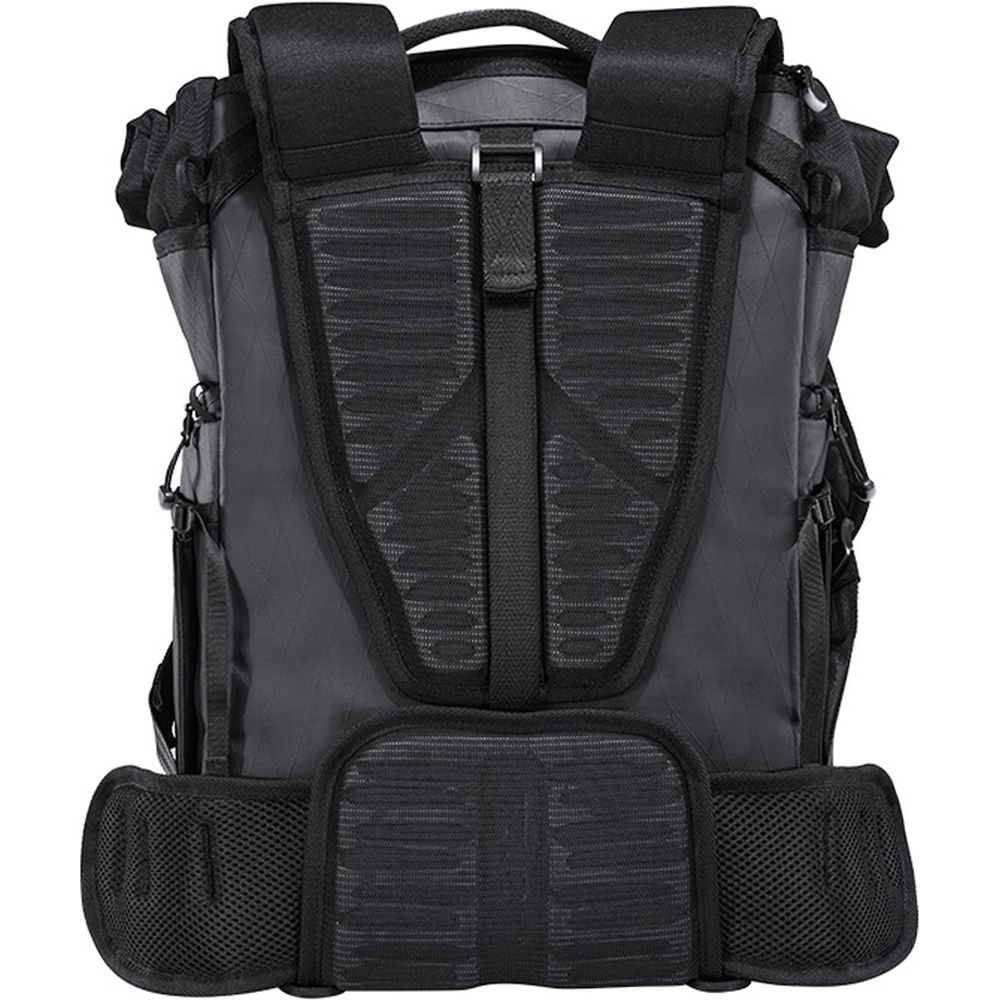 Widok z tyłu czarnego plecaka z siateczkową wyściółką i regulowanymi paskami.