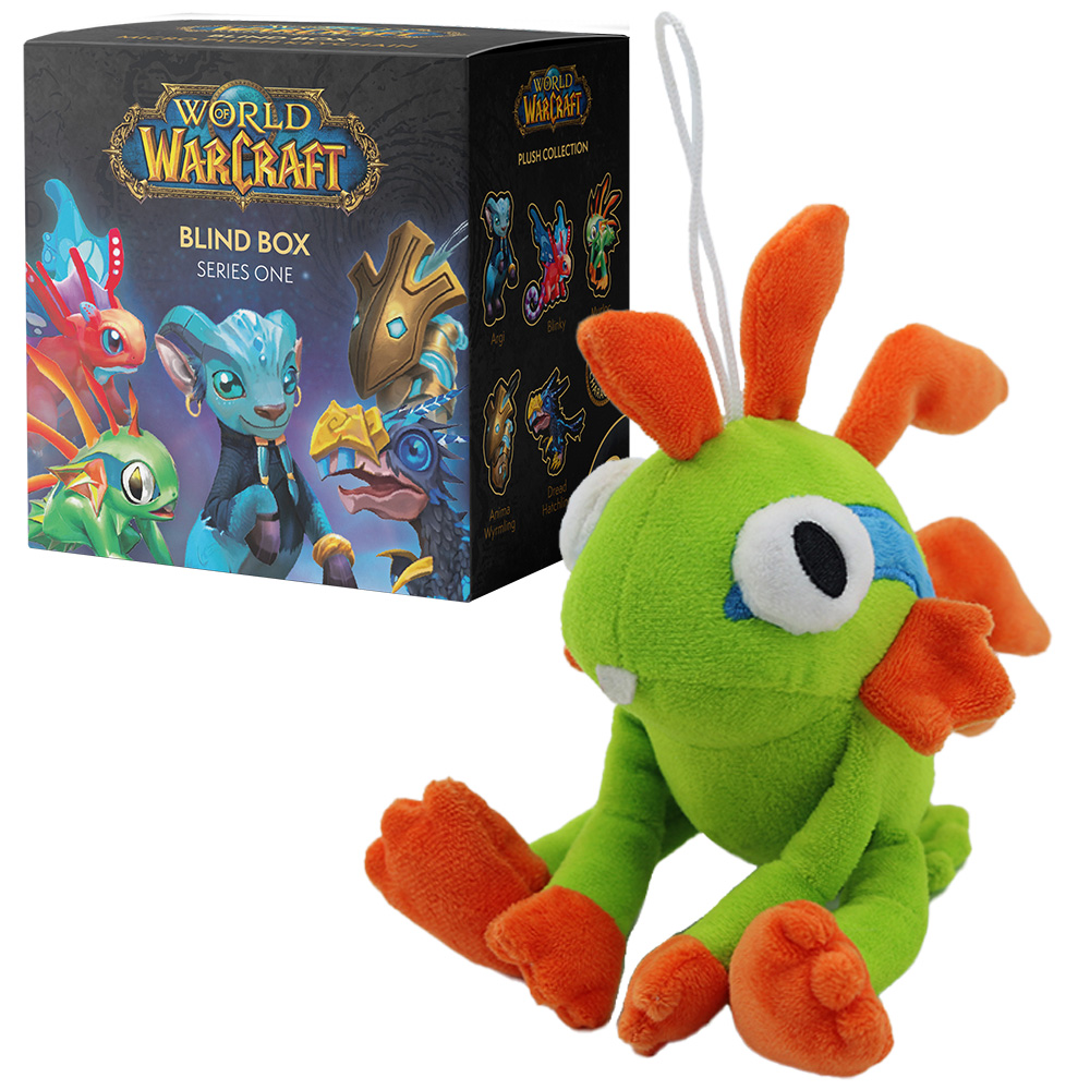 Eine grüne Plüschfigur mit orangen Flossen sitzt neben einer World of Warcraft Blindbox.