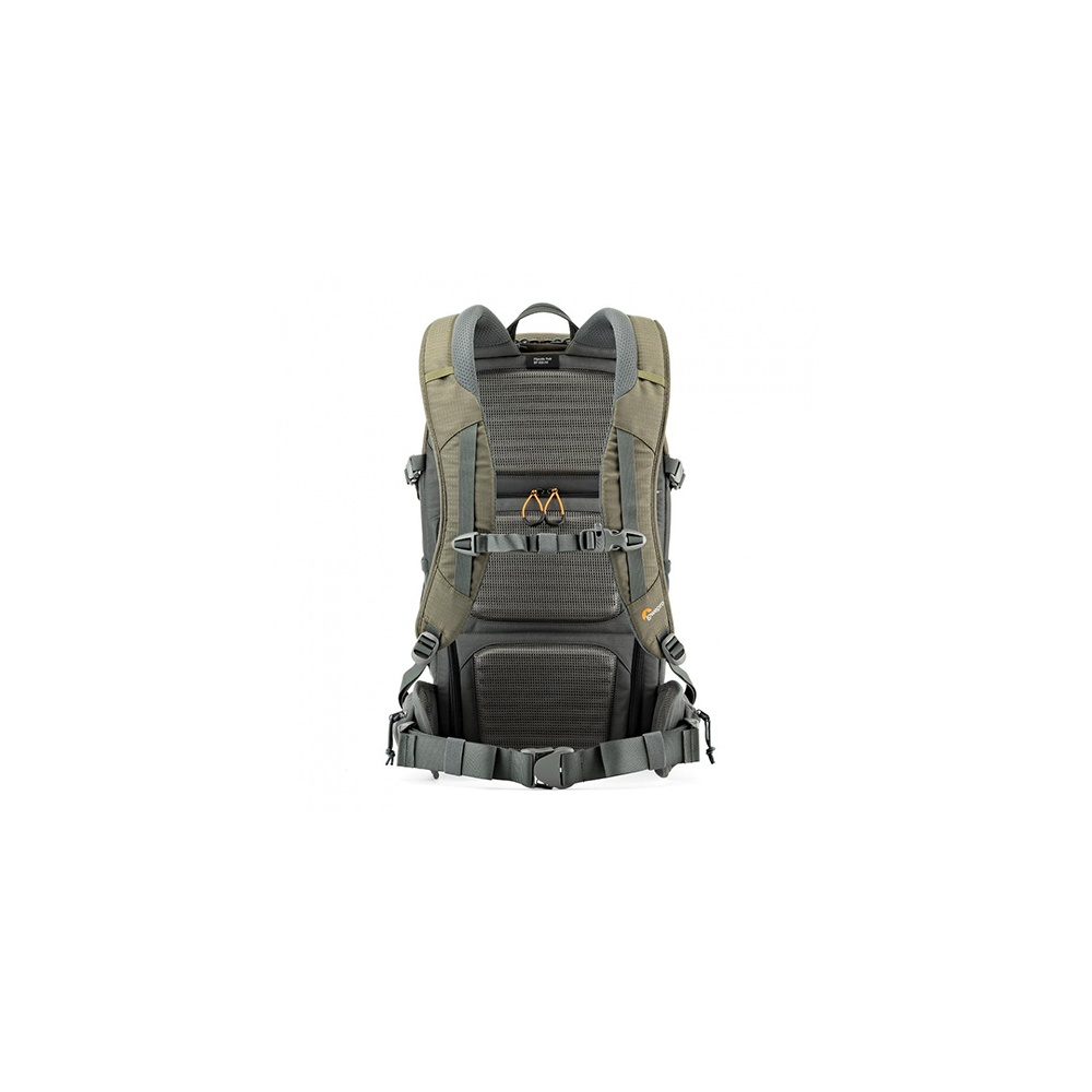 Vue arrière d'un sac à dos vert olive avec bretelles rembourrées et ceinture.