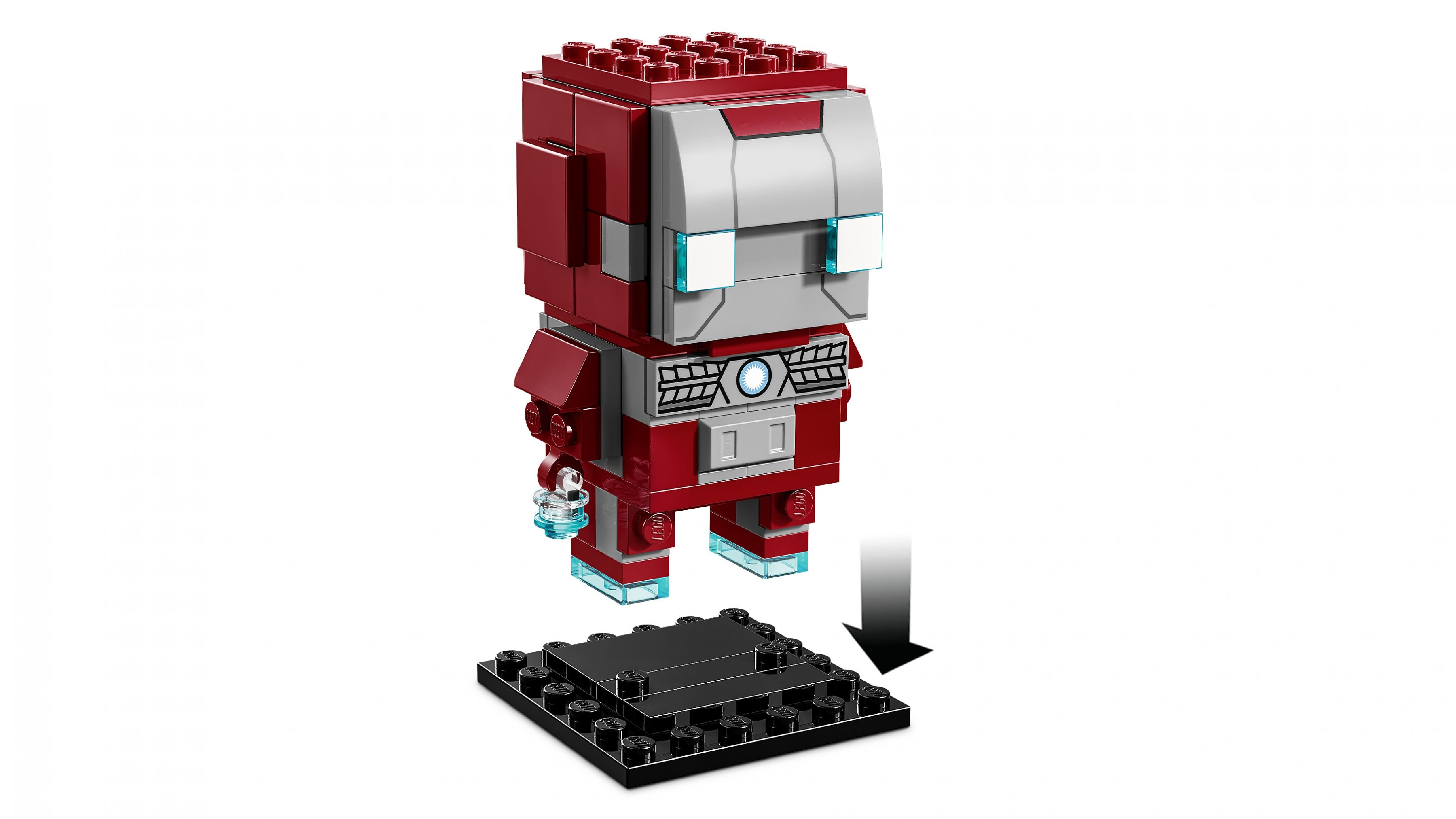 Gümüş detaylı ve mavi gözlü kırmızı Lego robot siyah bir platform üzerinde duruyor.