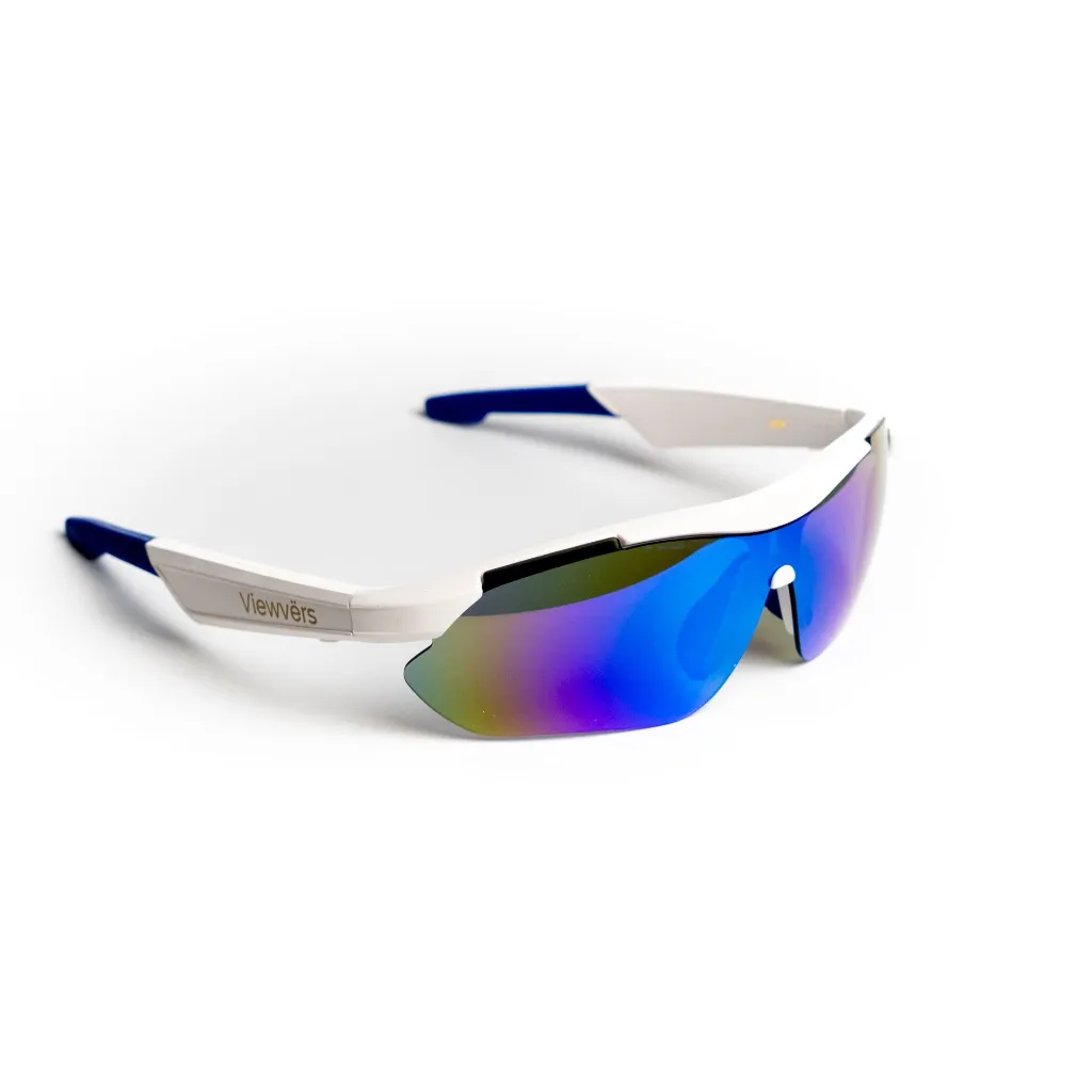 Gafas de sol deportivas con montura blanca, patillas azules y lentes espejadas.