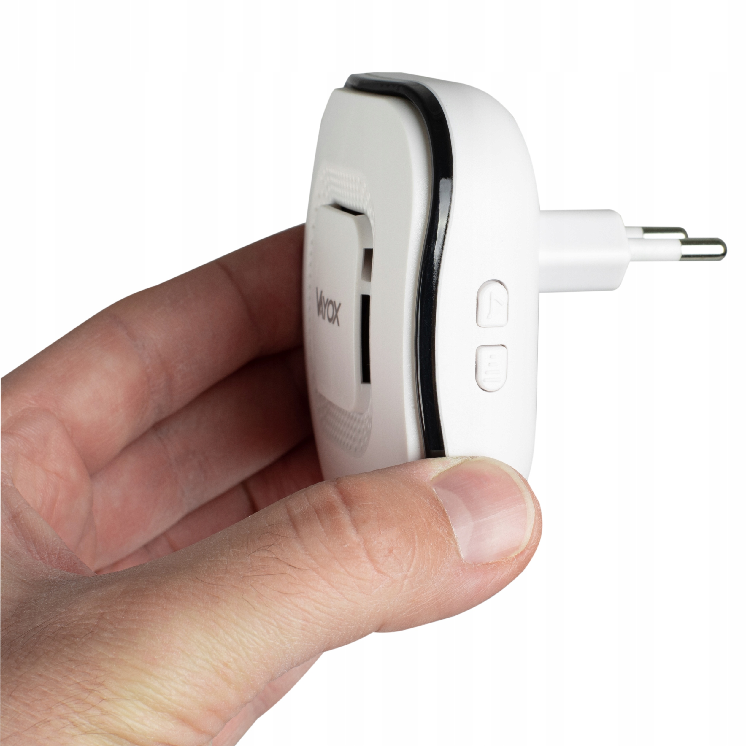 Dłoń trzyma białe urządzenie wtykowe z czarną krawędzią i dwoma przyciskami.