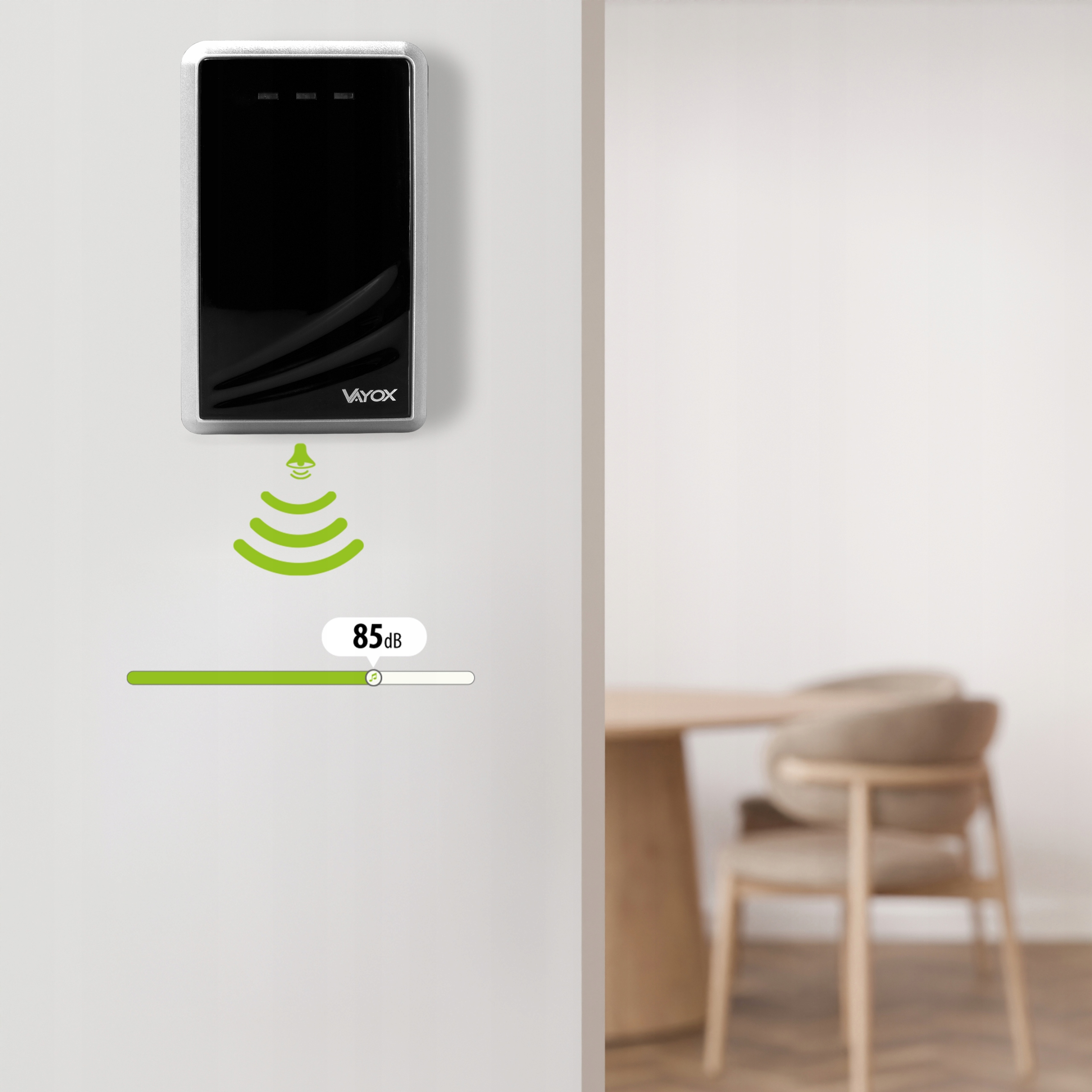 Białe urządzenie z czarnym ekranem na ścianie, obok ikony dźwięku 85dB.