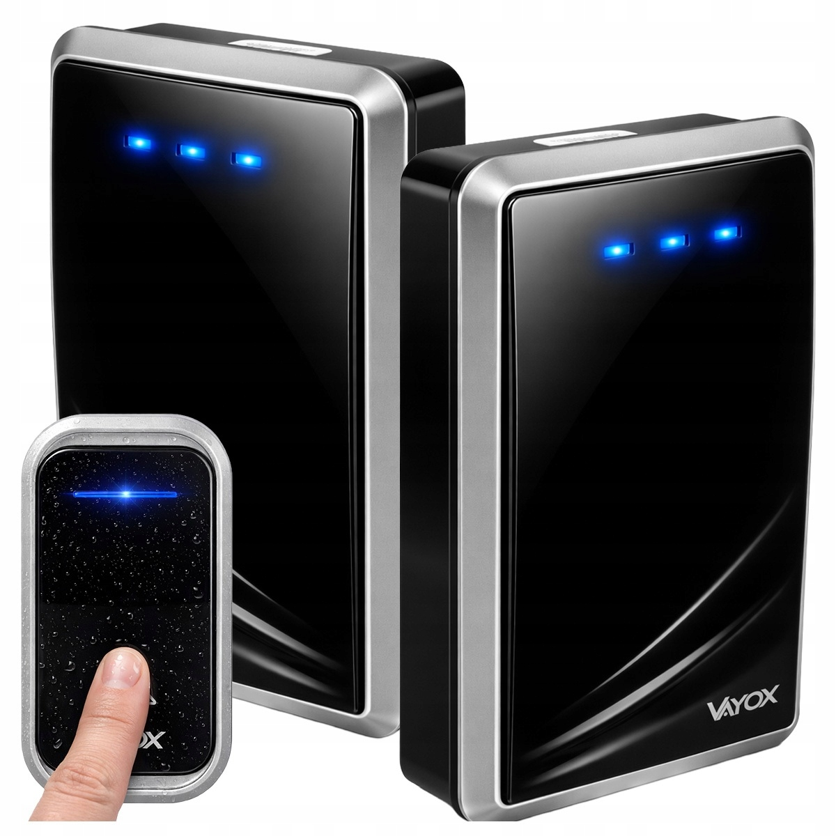 Palec naciska czarny dzwonek do drzwi z srebrną ramką i niebieskimi światłami.