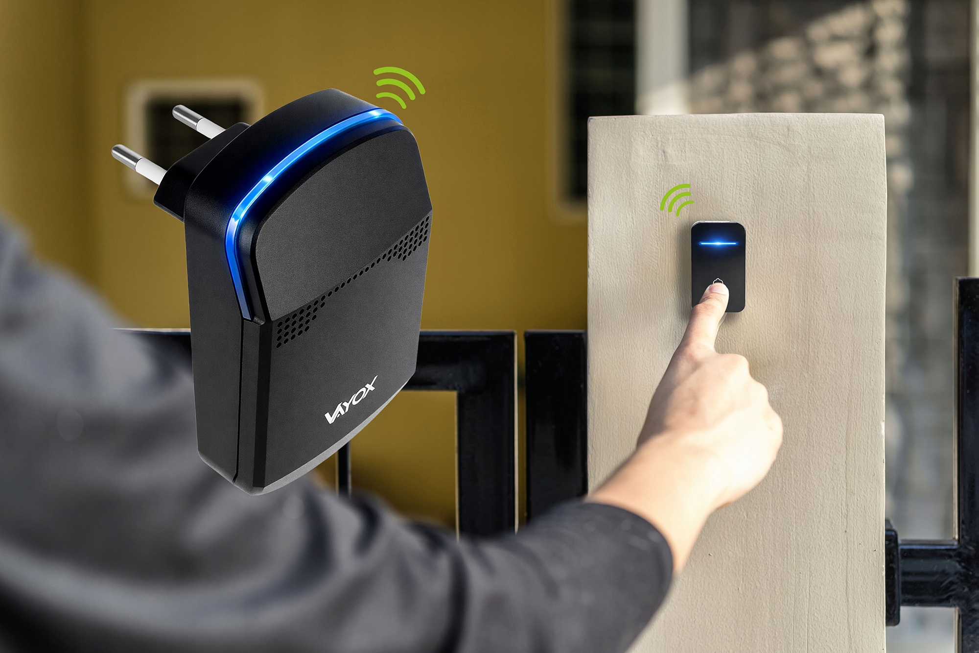 Pokazano czarną wtyczkę z niebieską diodą i przycisk dzwonka.