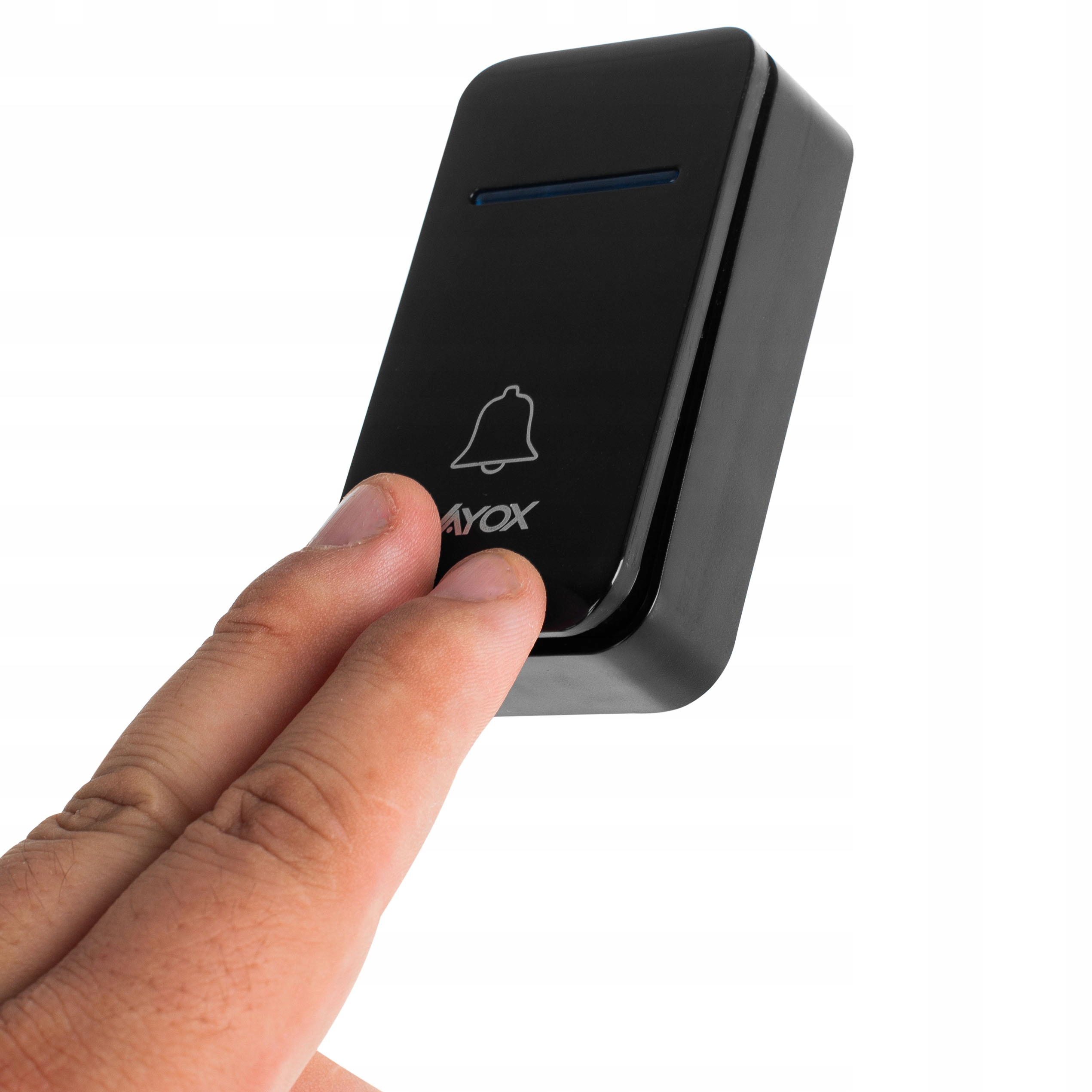 Palec naciska czarny przycisk dzwonka do drzwi z ikoną dzwonka.