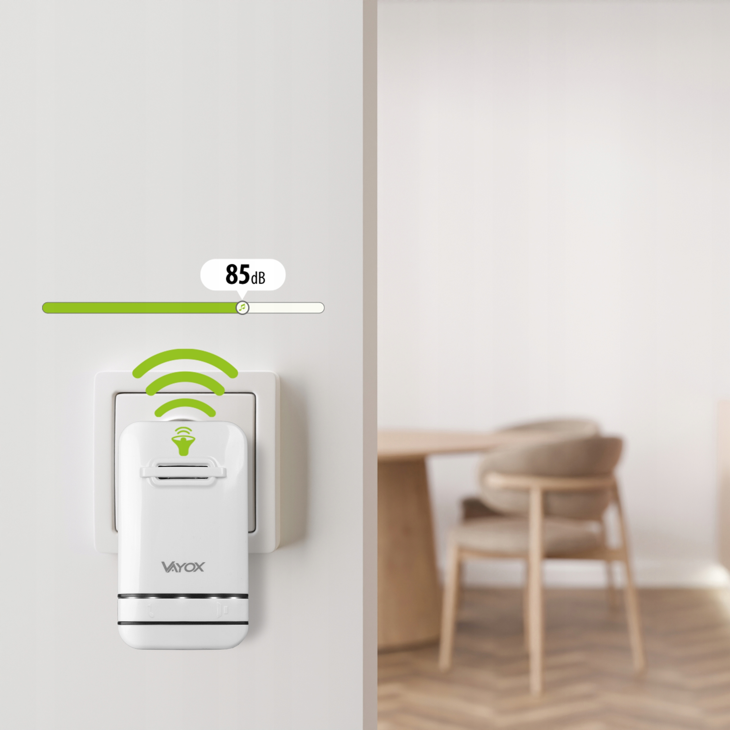 Biała wtyczka Vayox w gniazdku ściennym, pokazująca 85 dB.