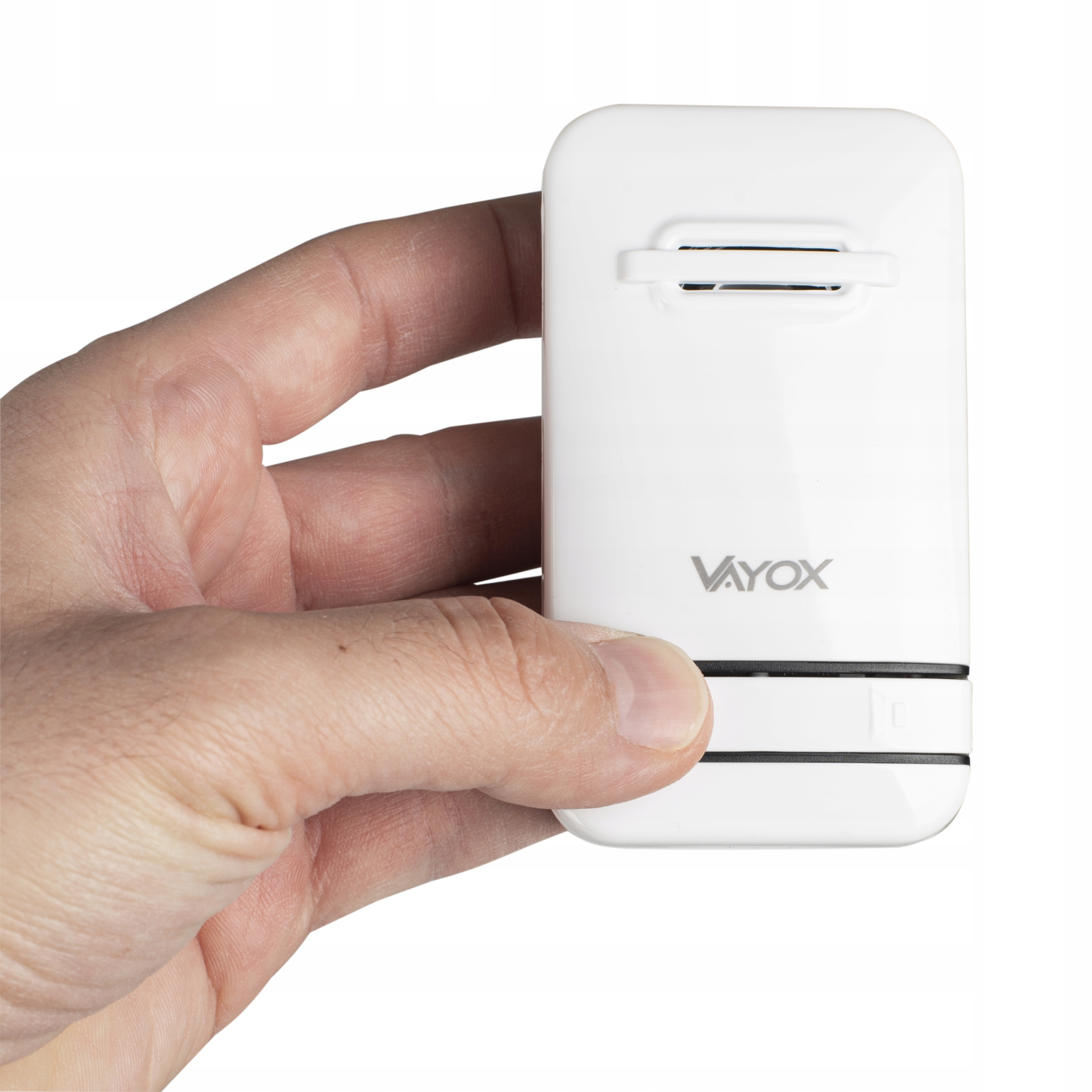 Dłoń trzyma małe, białe urządzenie z logo VAYOX.