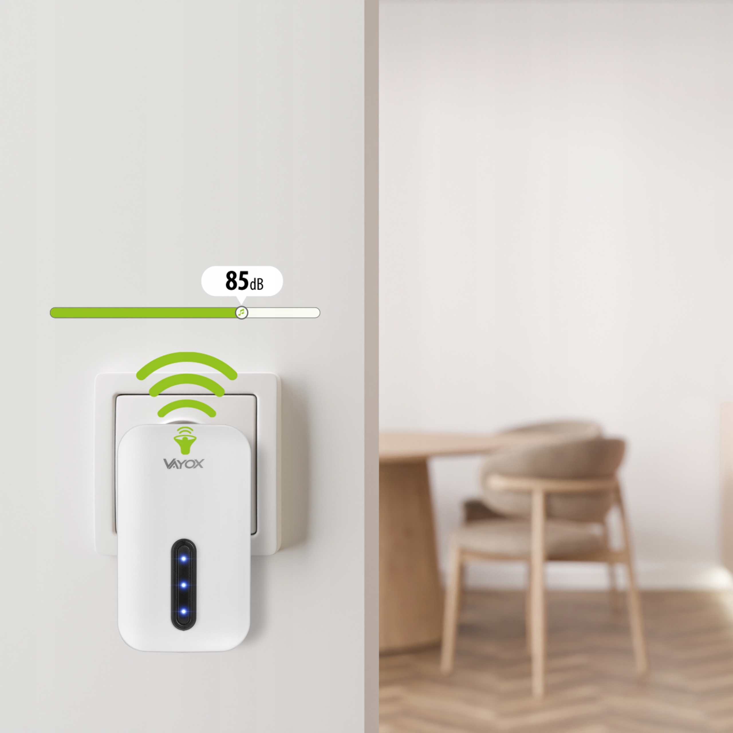 Białe urządzenie podłączone do gniazdka, pokazujące fale i 85dB.