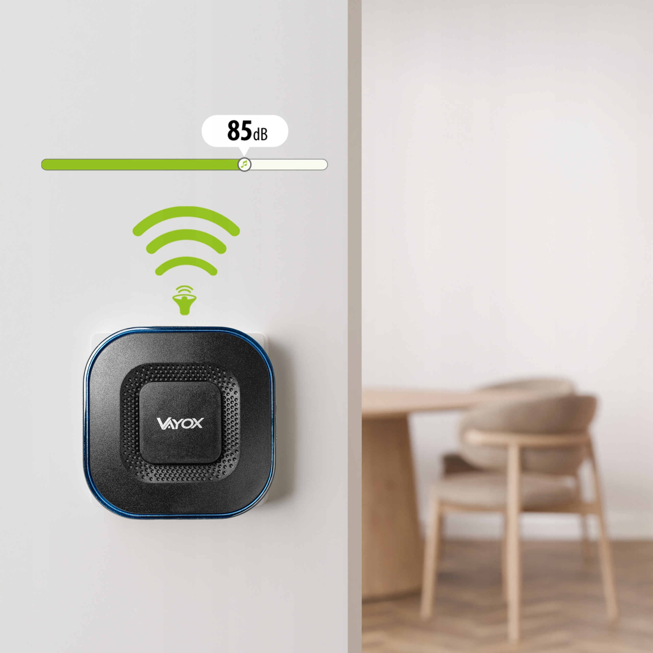 Czarno-niebieskie urządzenie Vayox wisi na ścianie obok ikony głośnika.