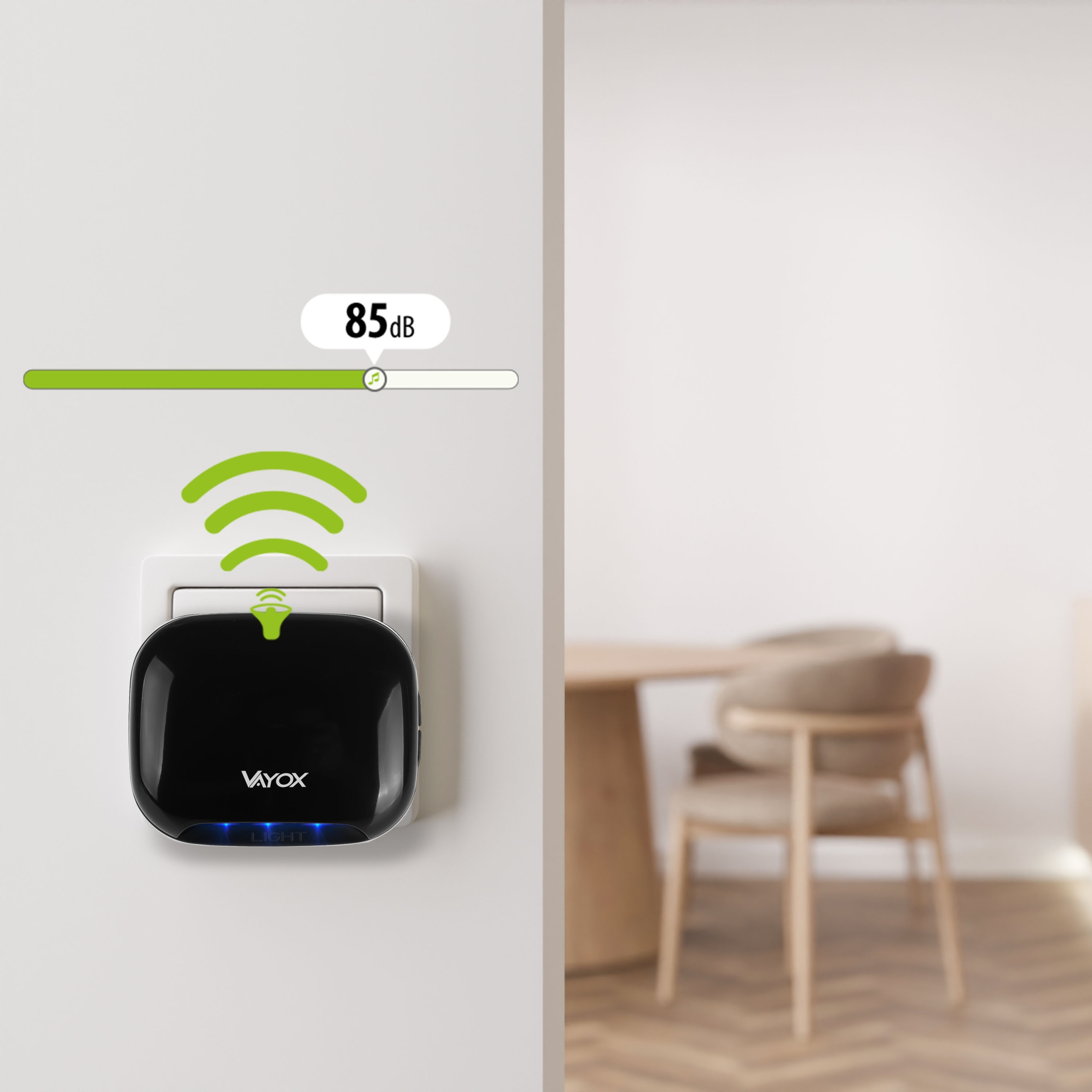 Czarne urządzenie z symbolem Wi-Fi podłączone do gniazdka. Miernik głośności pokazuje 85 dB.