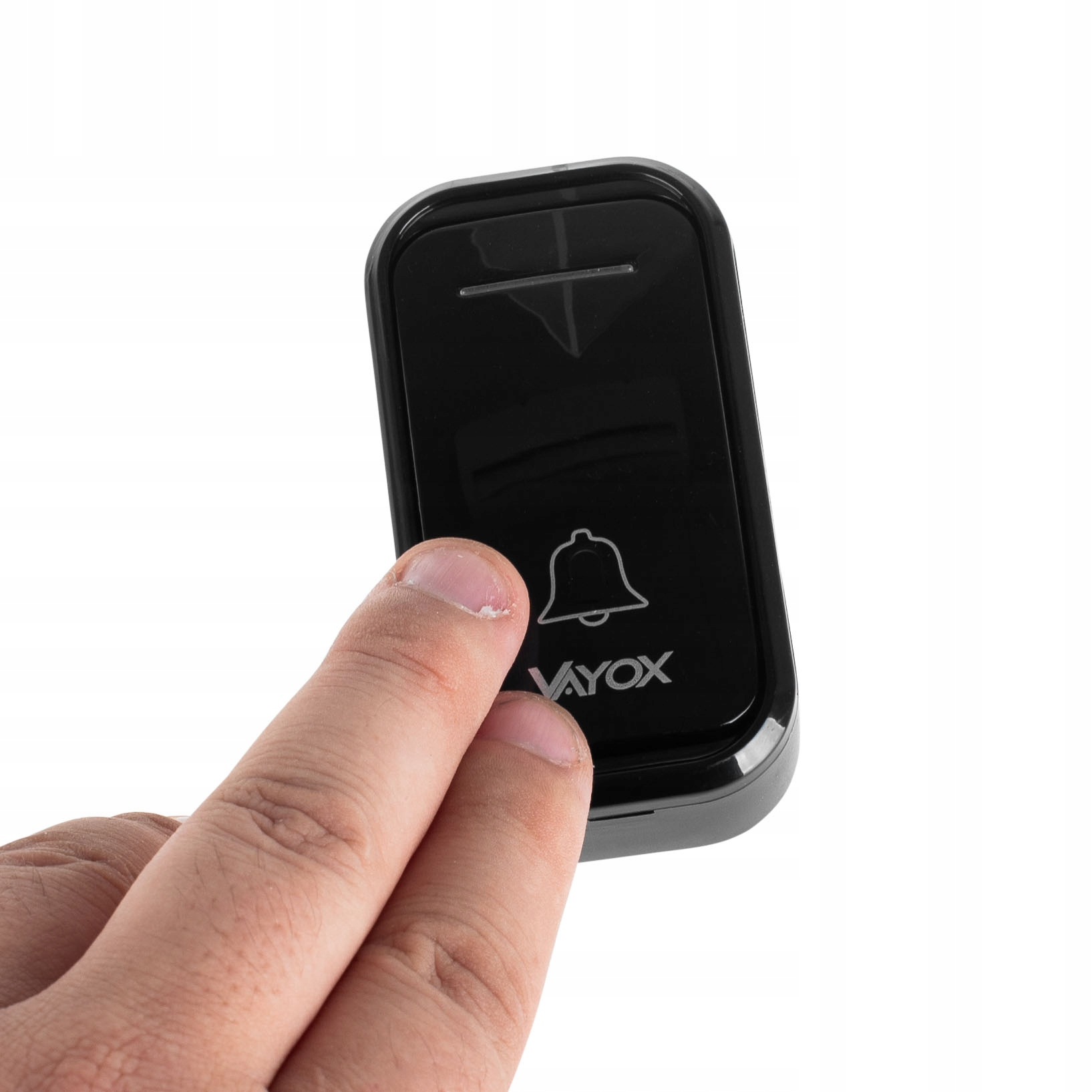 Dłoń trzymająca czarny przycisk dzwonka Vayox z ikoną dzwonka.