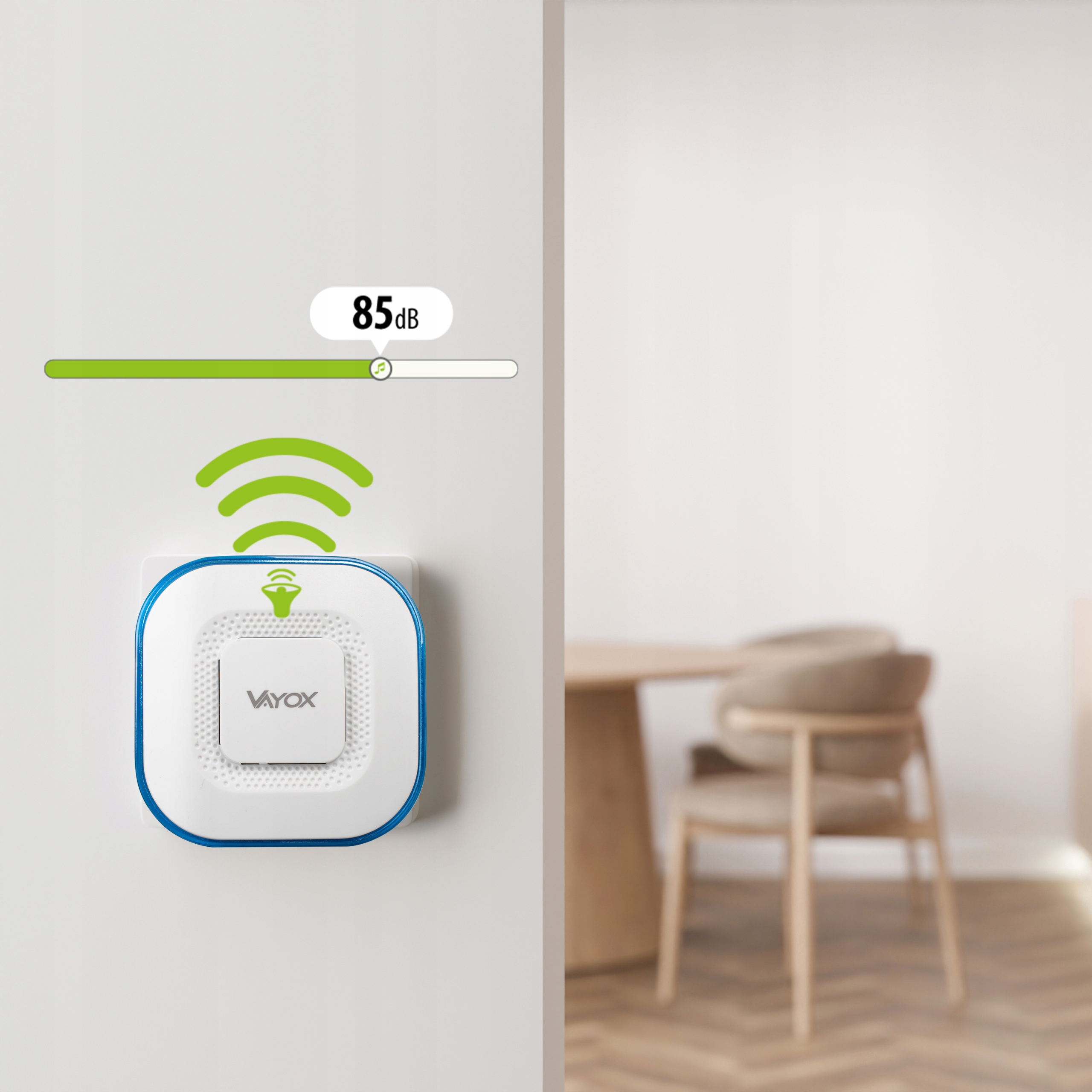 Miernik dźwięku pokazuje 85 dB. Urządzenie marki Vayox zamontowane na ścianie.