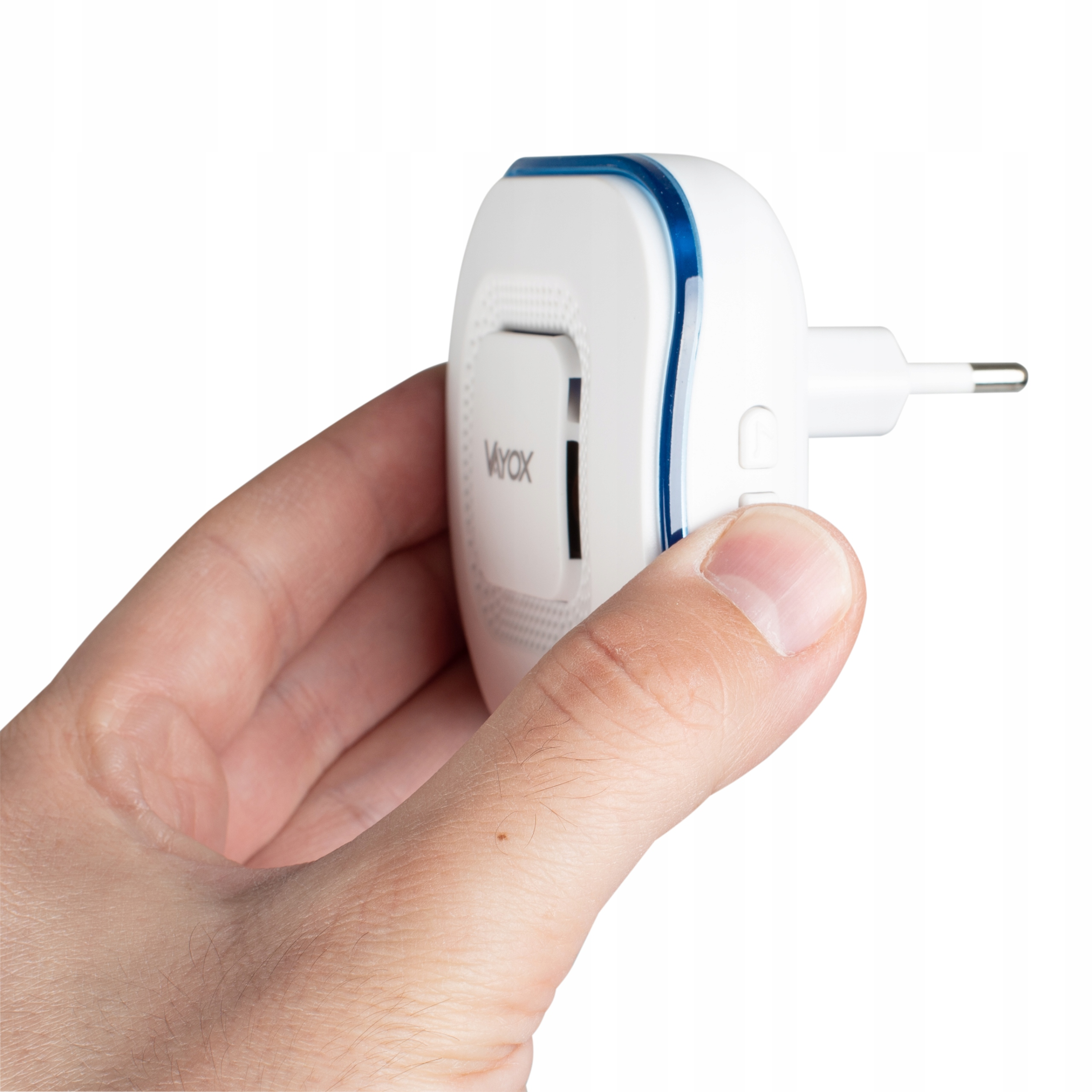 Dłoń trzyma białe urządzenie z niebieskimi akcentami i wtyczką.
