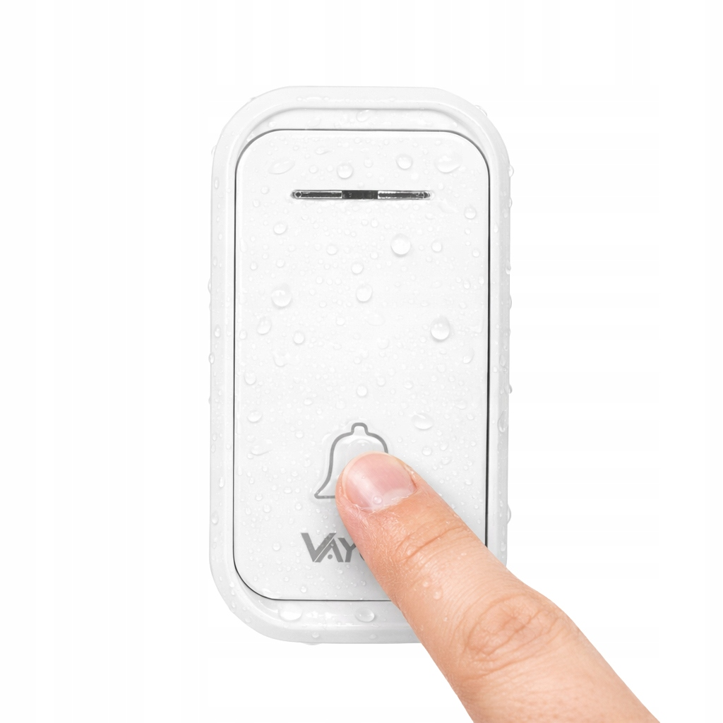 Palec naciska biały przycisk dzwonka do drzwi pokryty kroplami wody.