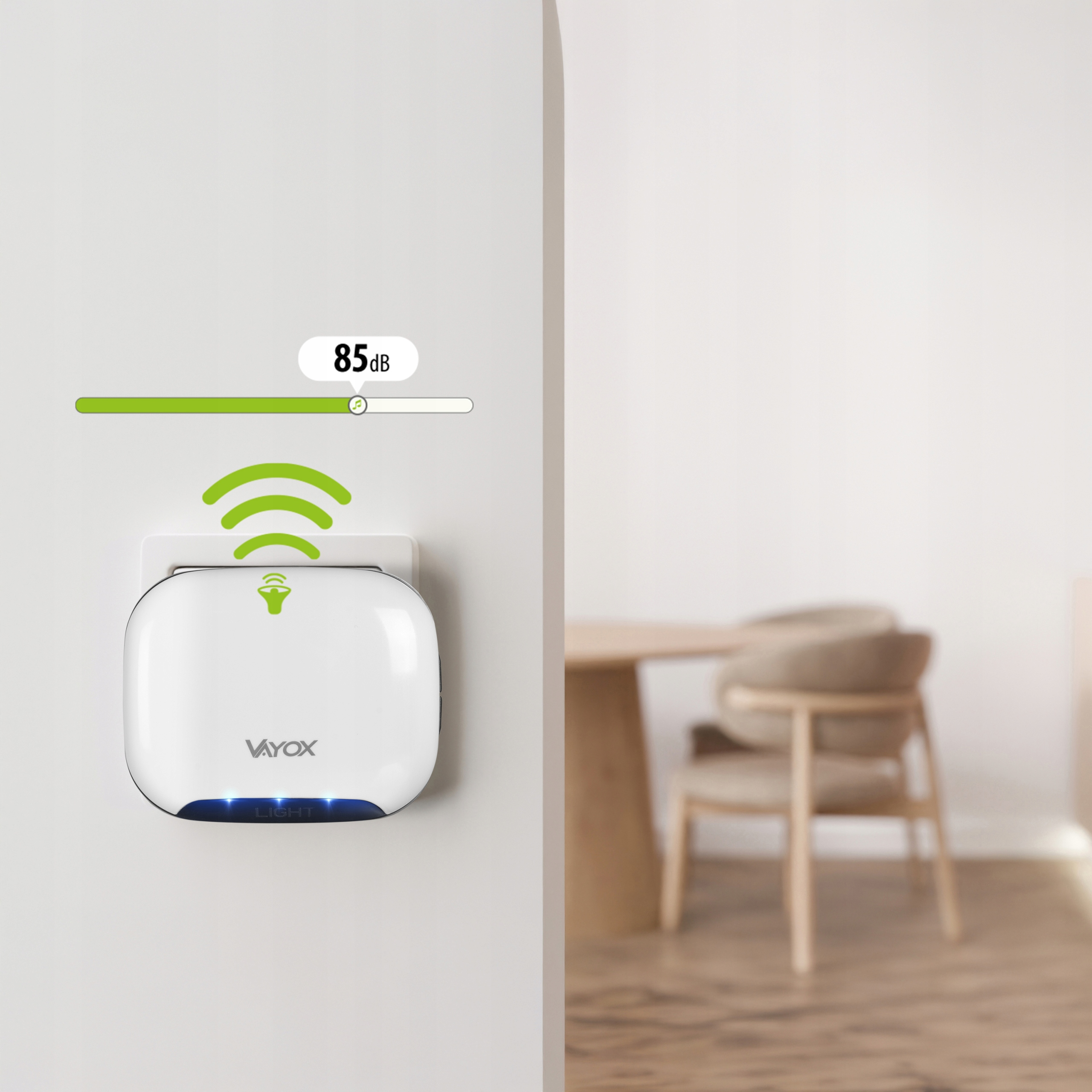 Białe urządzenie Vayox jest podłączone do gniazdka ściennego. Podświetlona jest ikona głośnika.