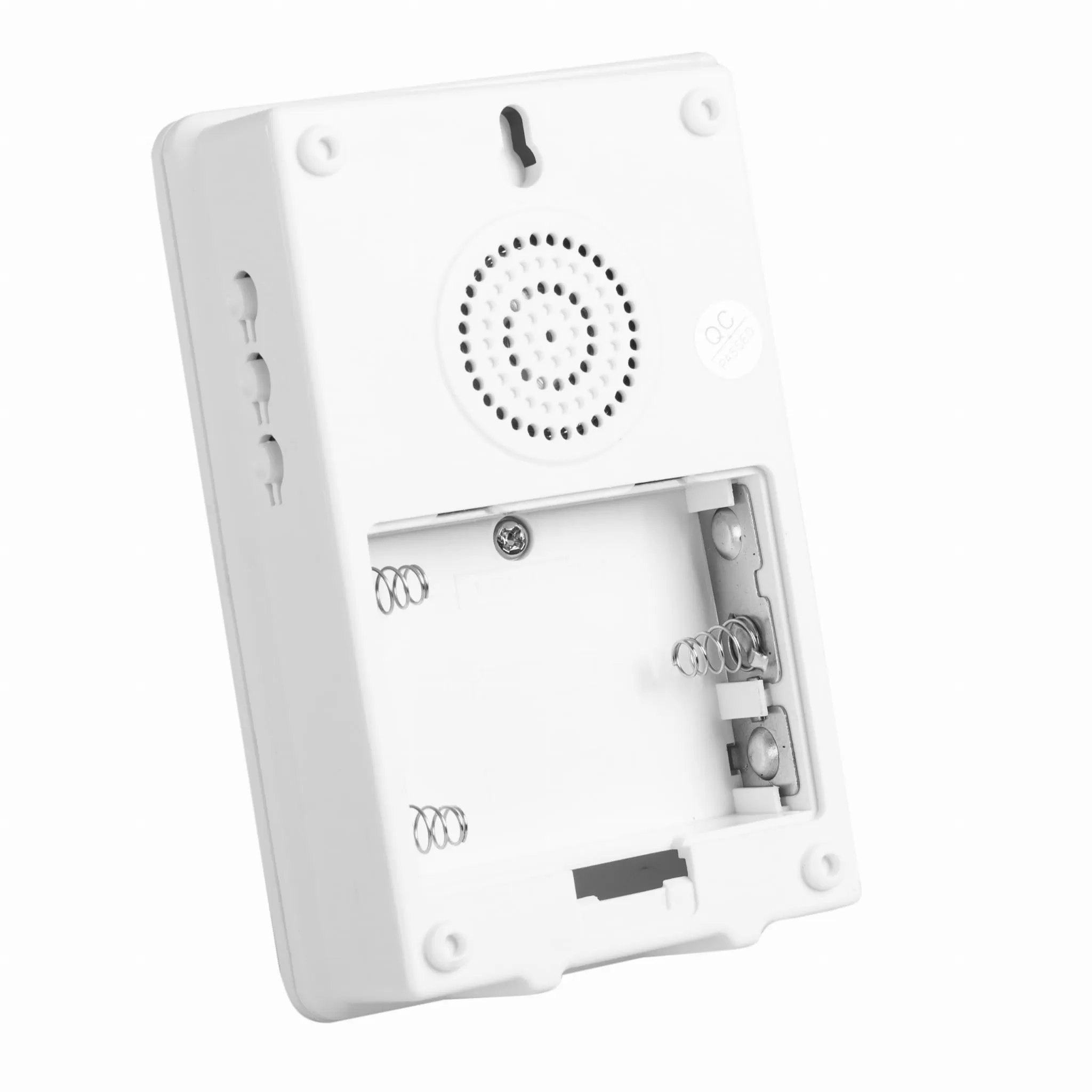 Tył białego urządzenia z kratką głośnika, komorą baterii i otworem do montażu na ścianie.