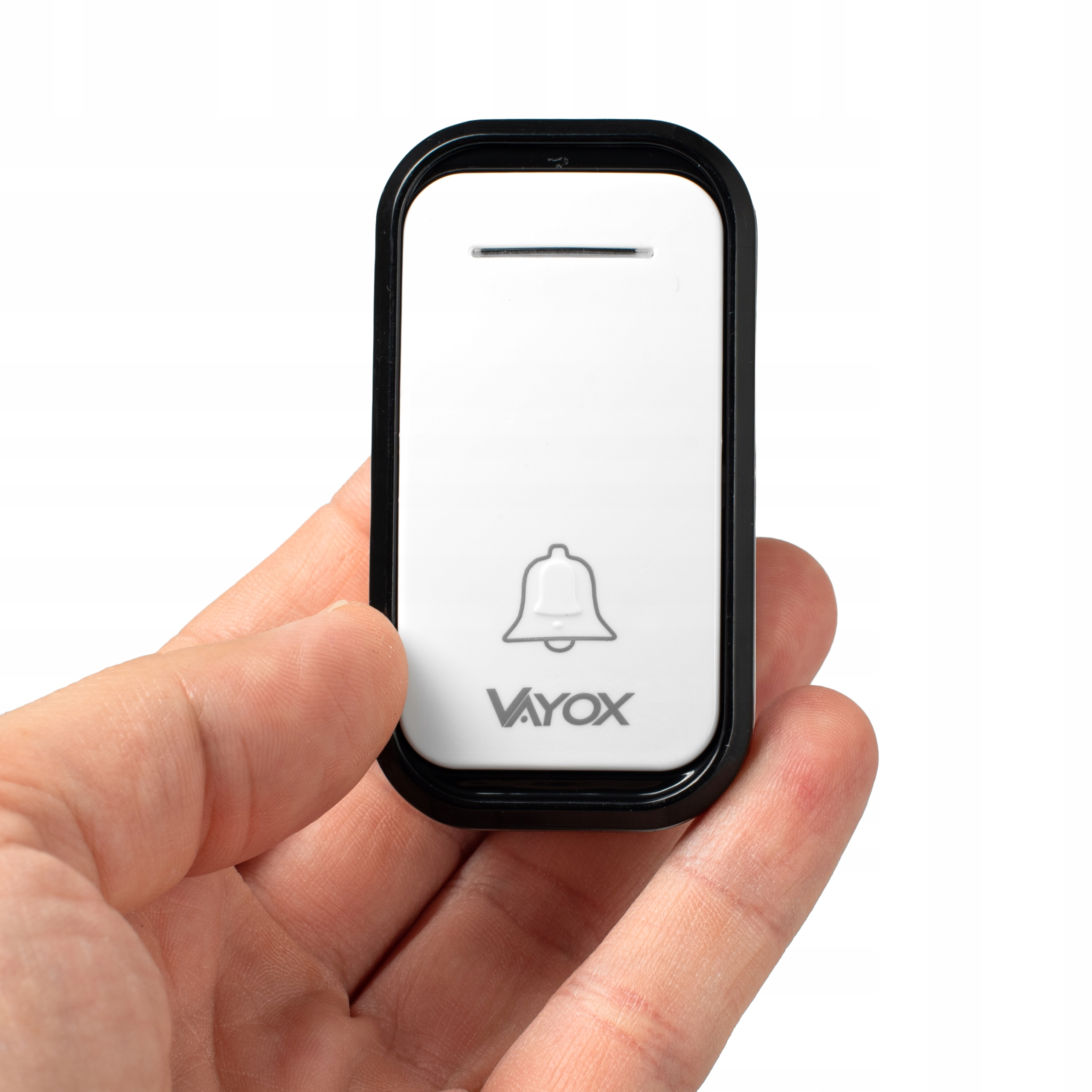 Dłoń trzyma biały przycisk dzwonka Vayox z ikoną dzwonka.