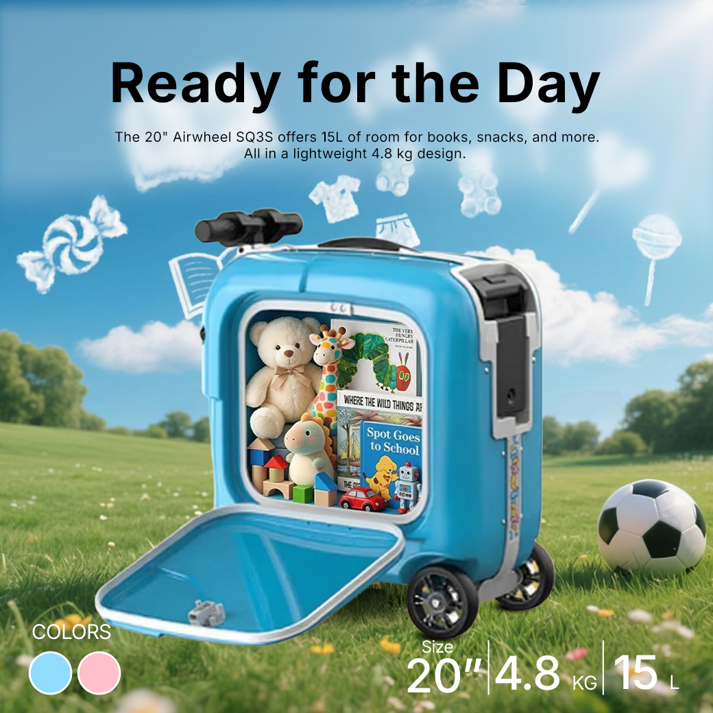 Ein blauer Koffer mit Spielzeug und Büchern steht auf einer Wiese. Ein Fußball ist in der Nähe.