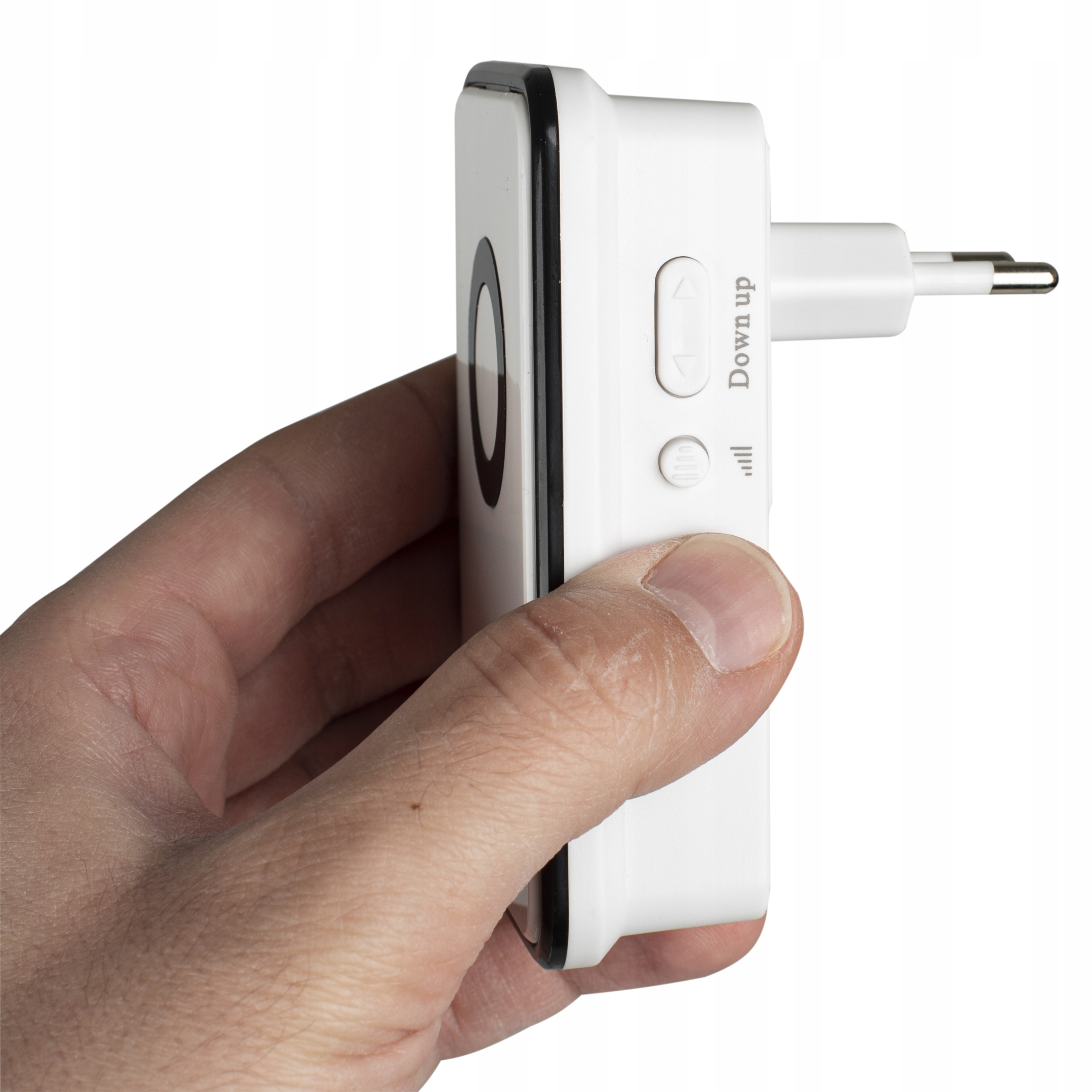Dłoń trzyma białe urządzenie z wtyczką i przyciskami.