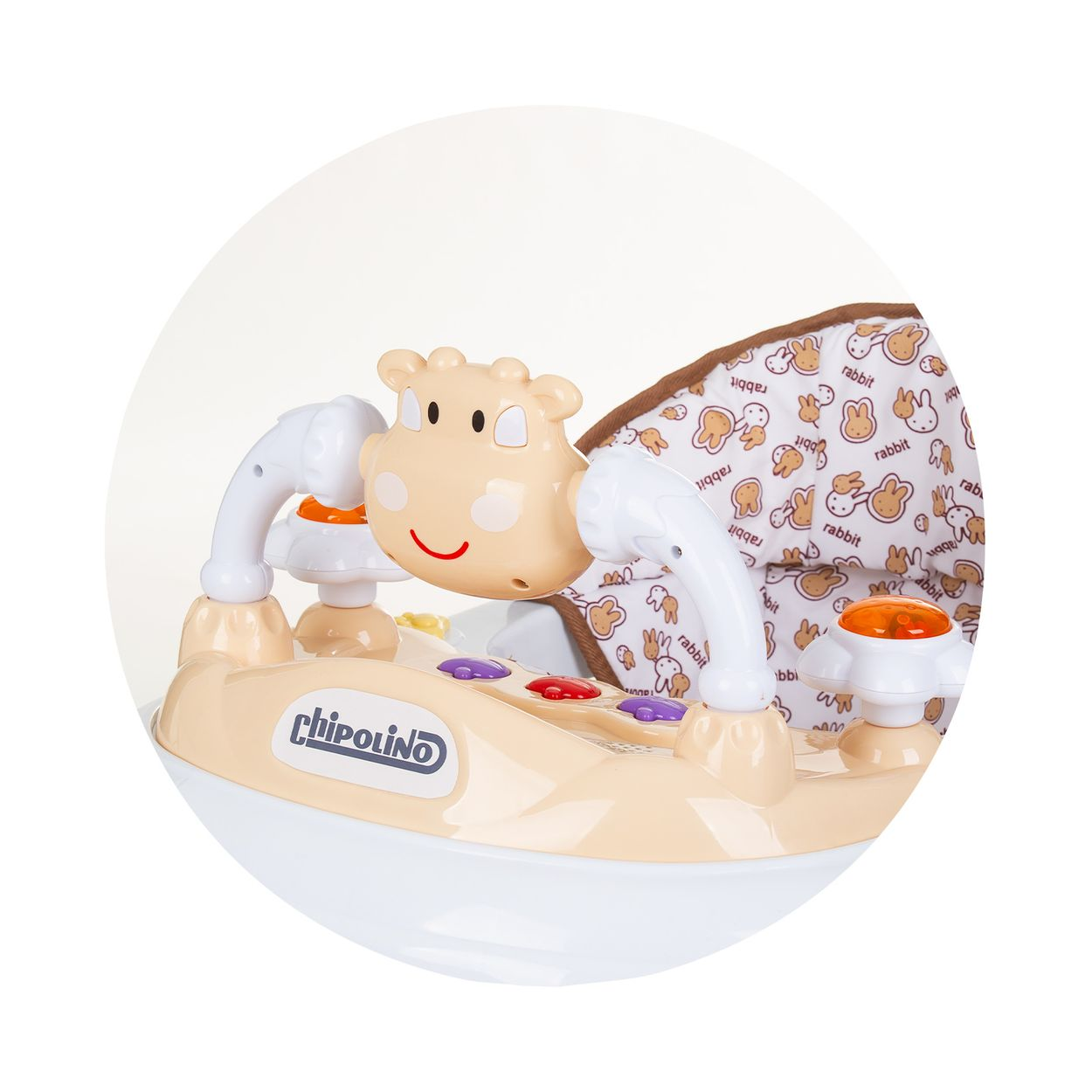 Ein beiger Baby-Lauflernwagen mit einem Tiergesicht und Hasenmuster.