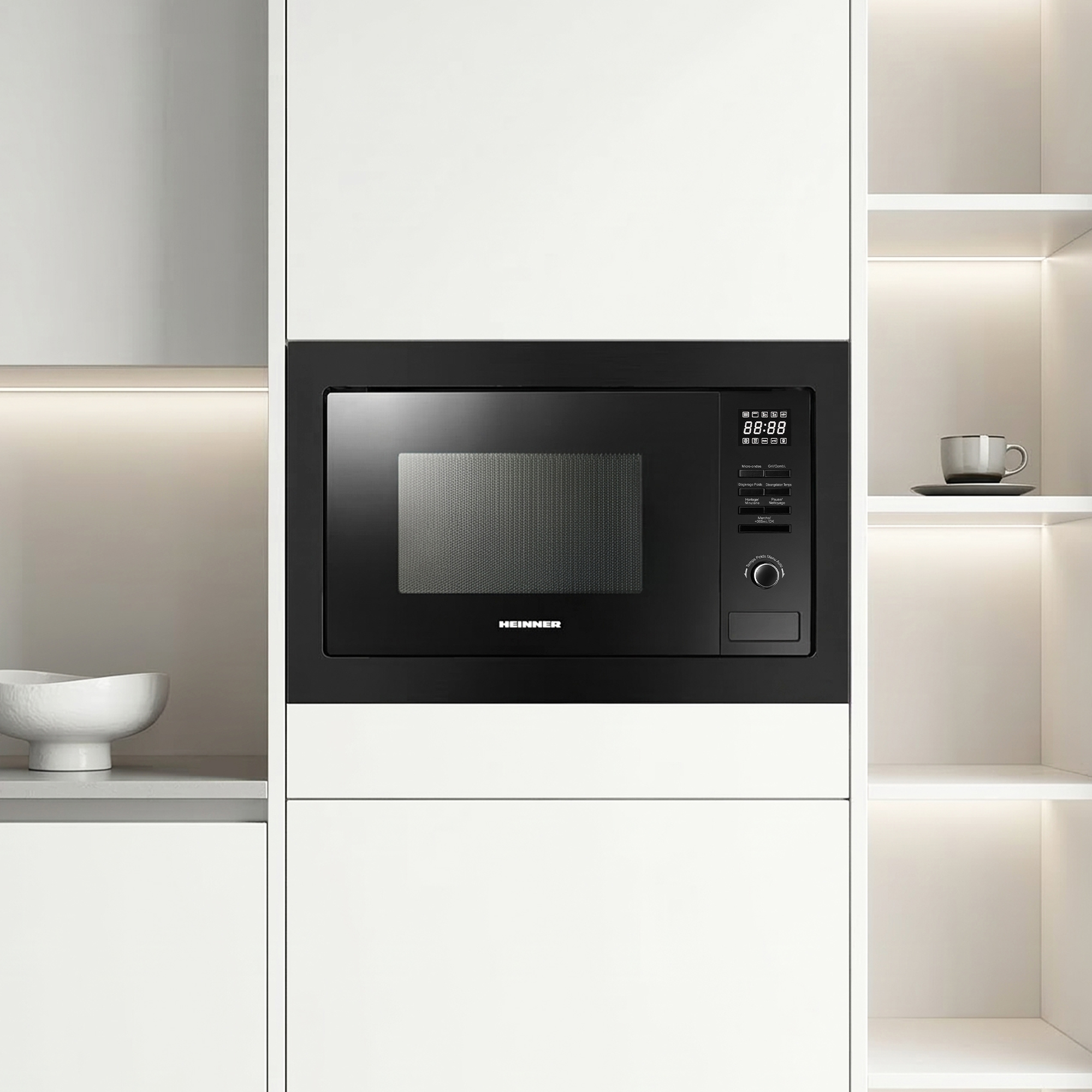 Ein schwarzes Einbau-Mikrowellenherd mit digitalen Anzeigen und Bedienelementen.