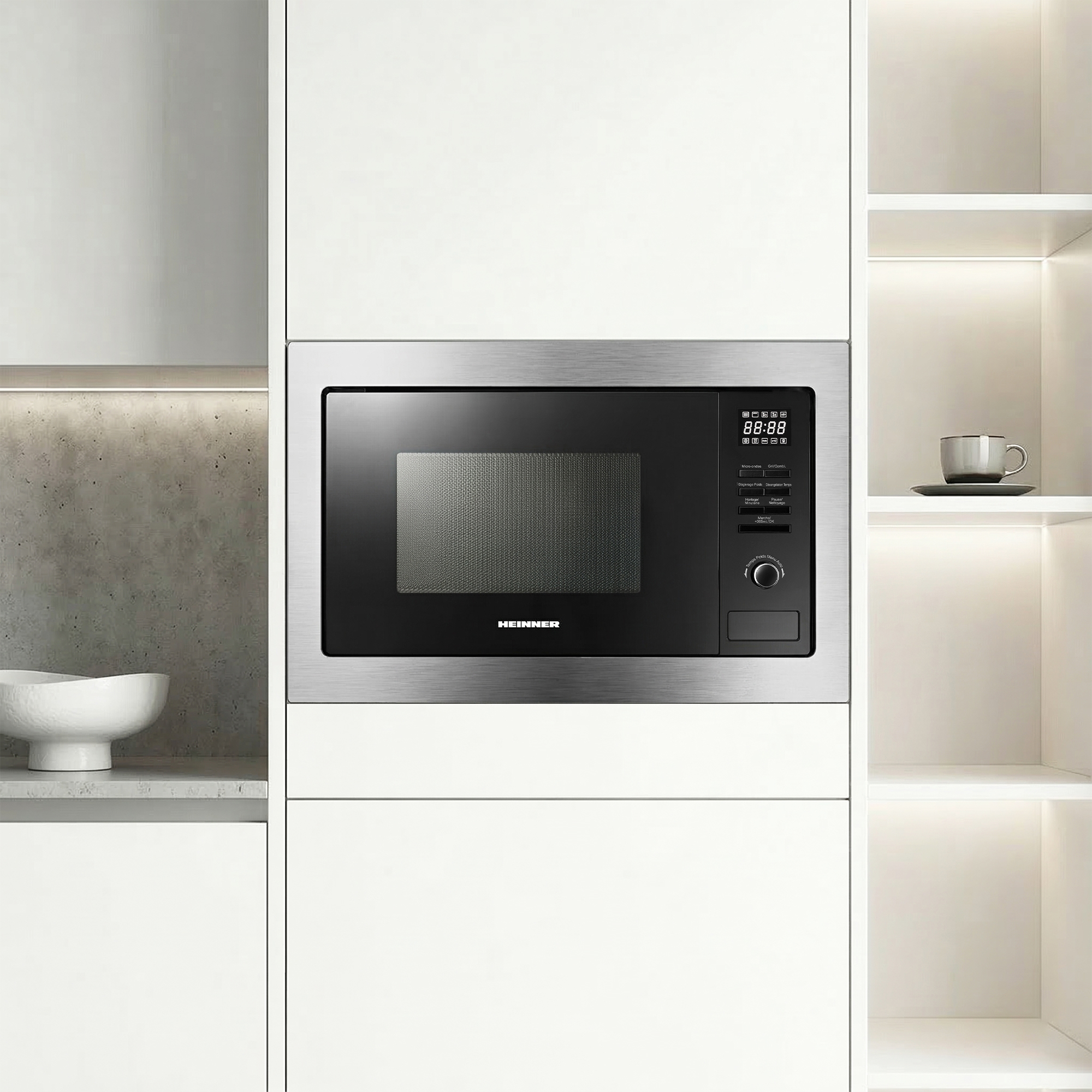 Ein moderner Einbaubackofen mit Edelstahldetails und Bedienfeld.