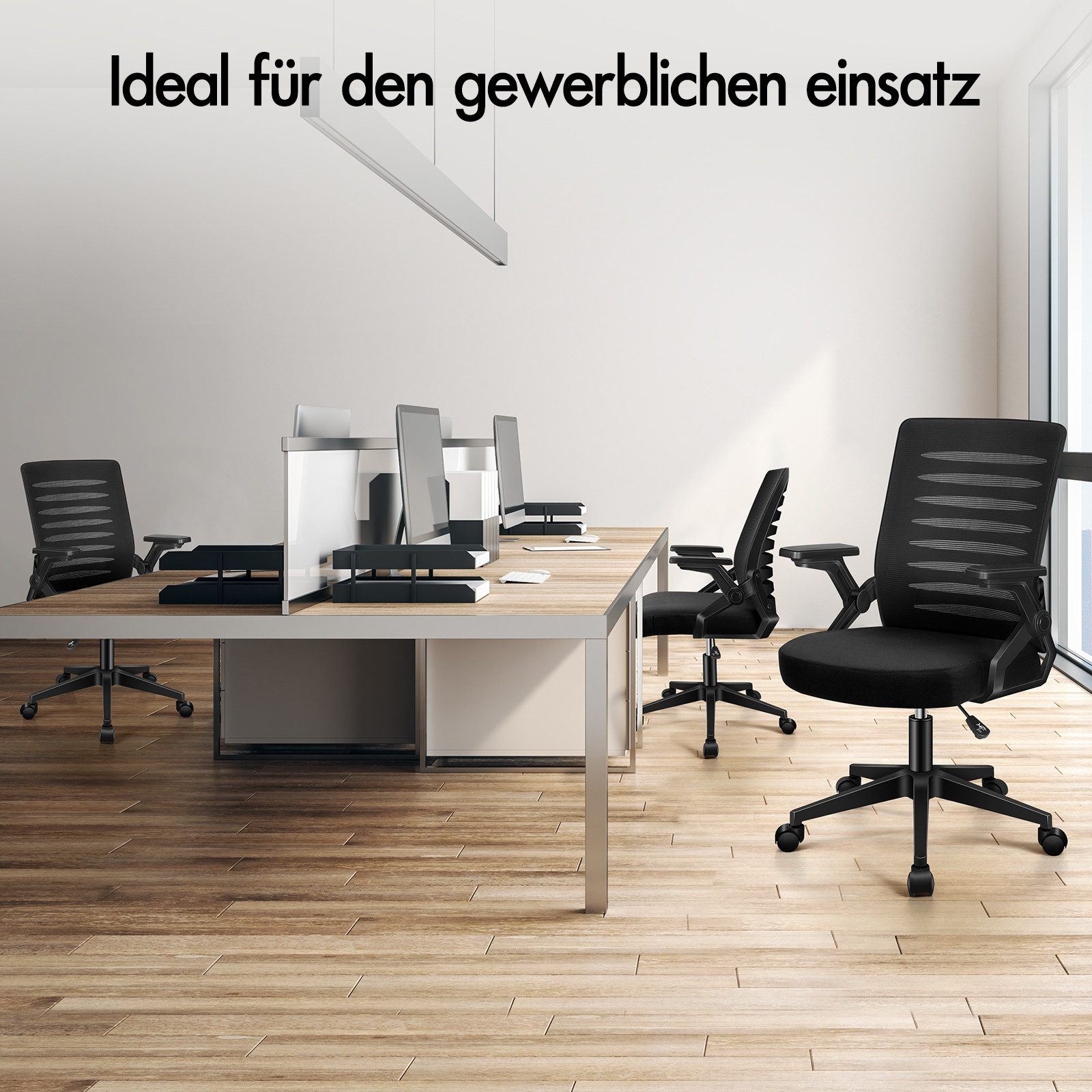 Bürostuhl mit Netzrücken und Armlehnen auf Holzfußboden.