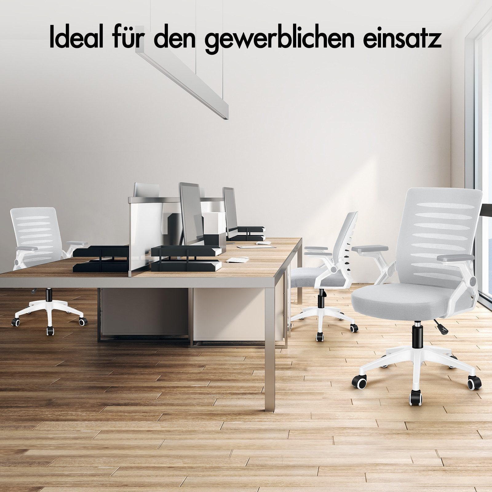 Bürostuhl mit Netzrücken und grauer Polsterung auf einem Holzboden.