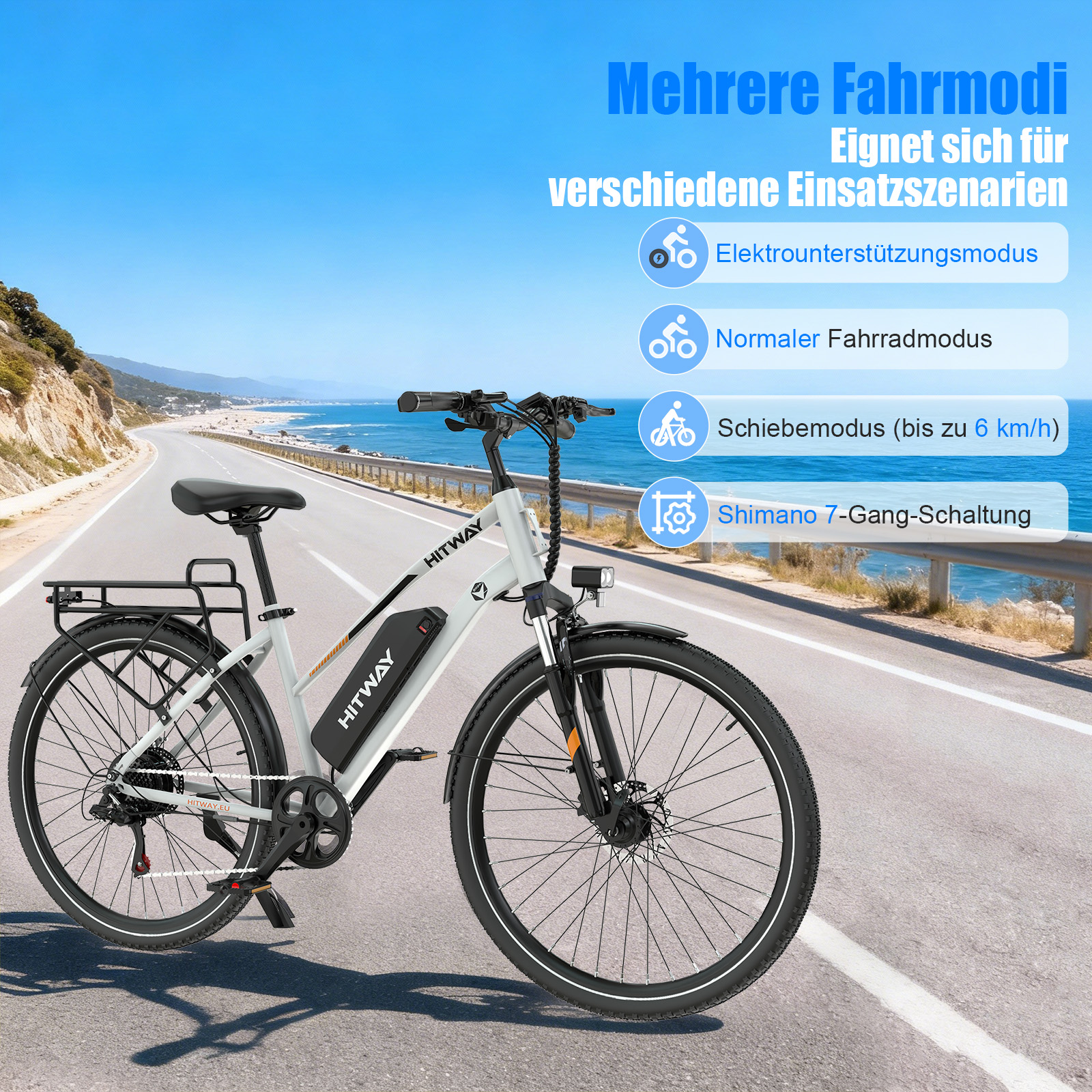 Ein weißes E-Bike mit Gepäckträger fährt auf einer Küstenstraße.