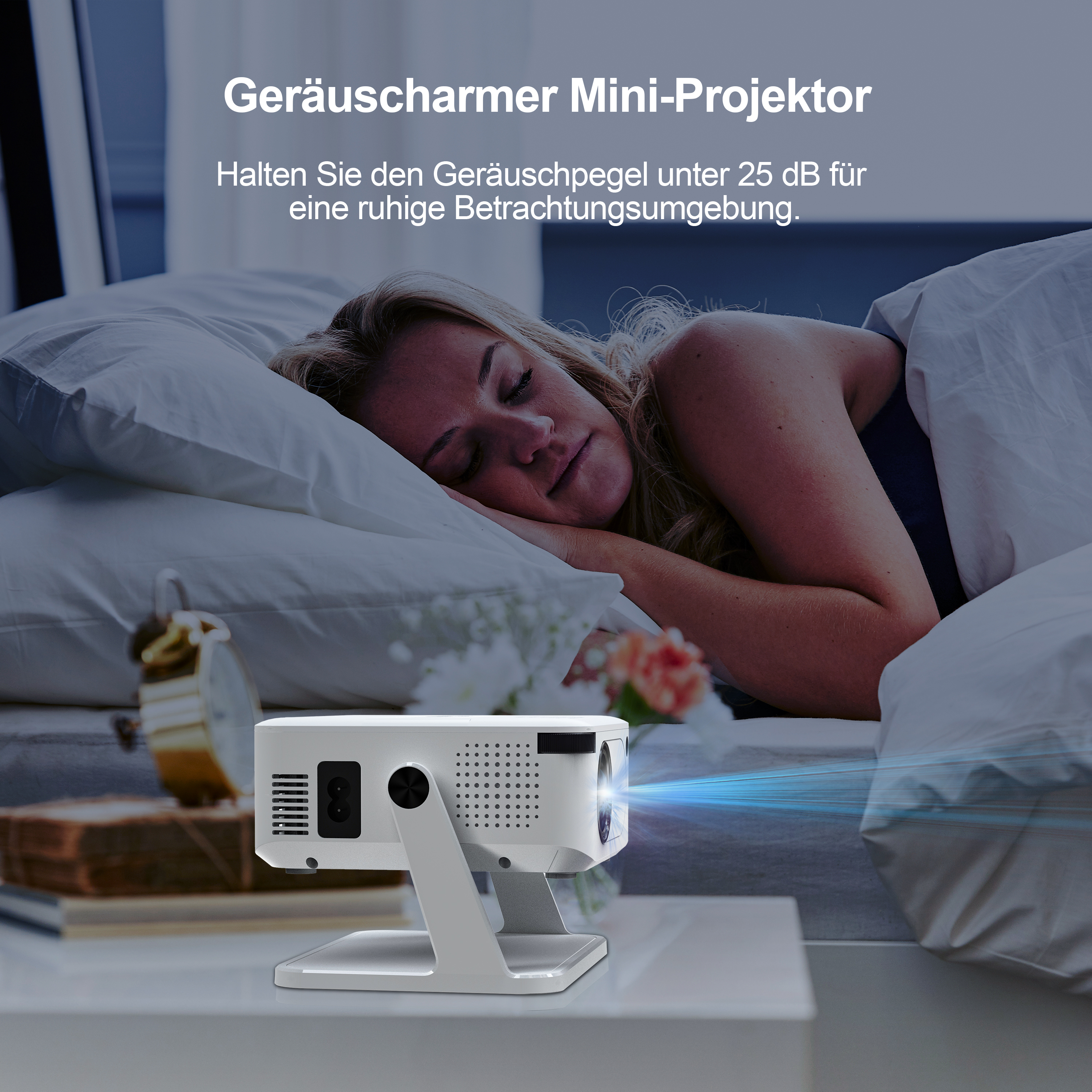 Ein Mini-Projektor wirft Licht, während eine Frau im Bett schläft.