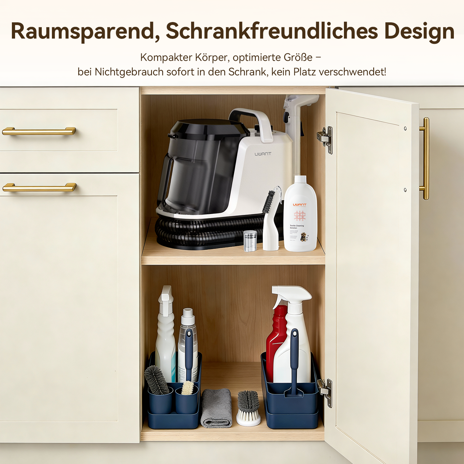 Ein weißer Schrank mit zwei Regalböden. Das obere Regal enthält einen weiß-schwarzen Teppichreiniger und Reinigungslösung. Das untere Regal hat zwei blaue Behälter mit Reinigungszubehör.