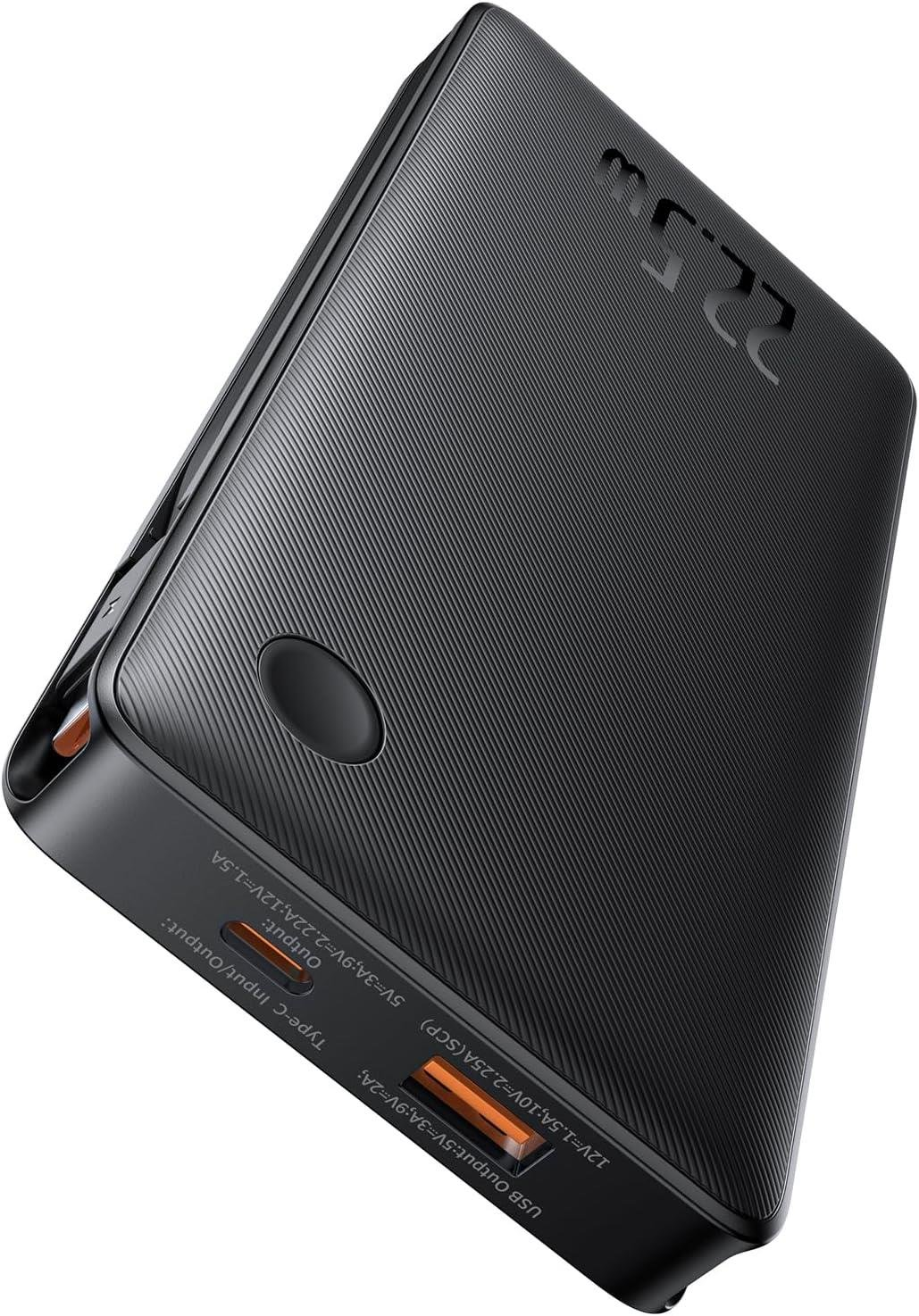 Power bank nero con texture a coste e porte etichettate.