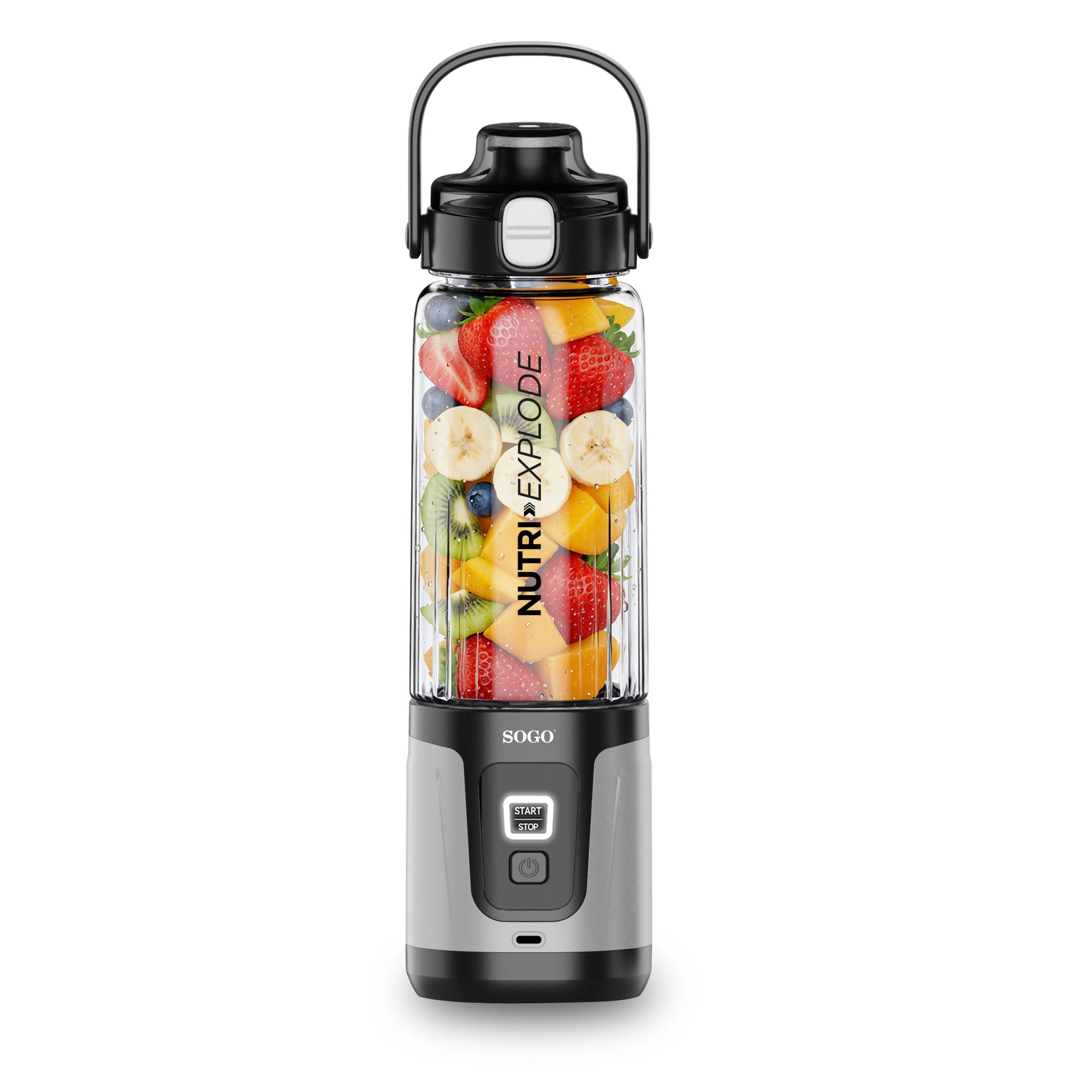 Un frullatore portatile pieno di frutta come fragole, banane e mango.