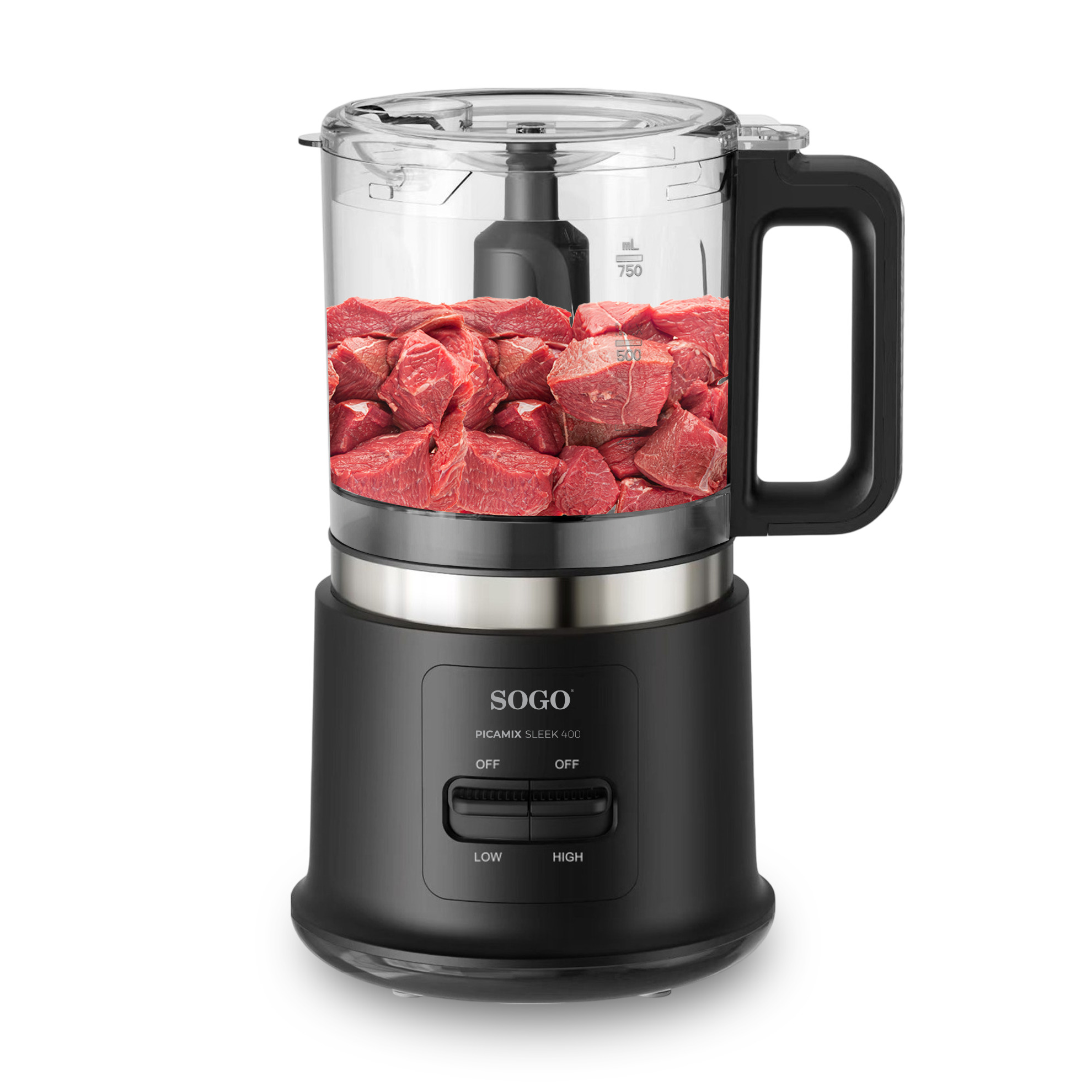 Un robot da cucina nero con pezzi di carne cruda nel suo contenitore trasparente.