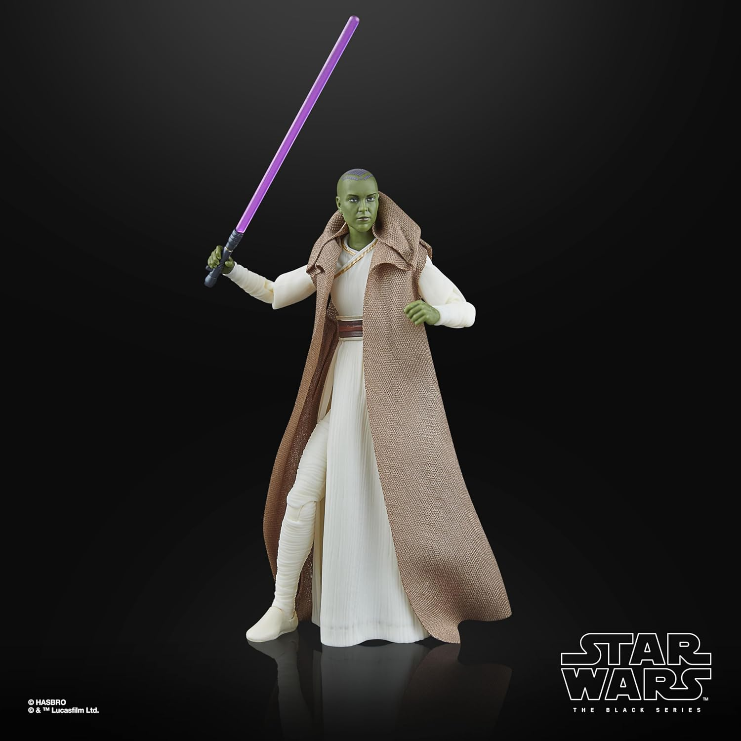 Figura verde con sable de luz morado, lleva capa marrón y ropa blanca.